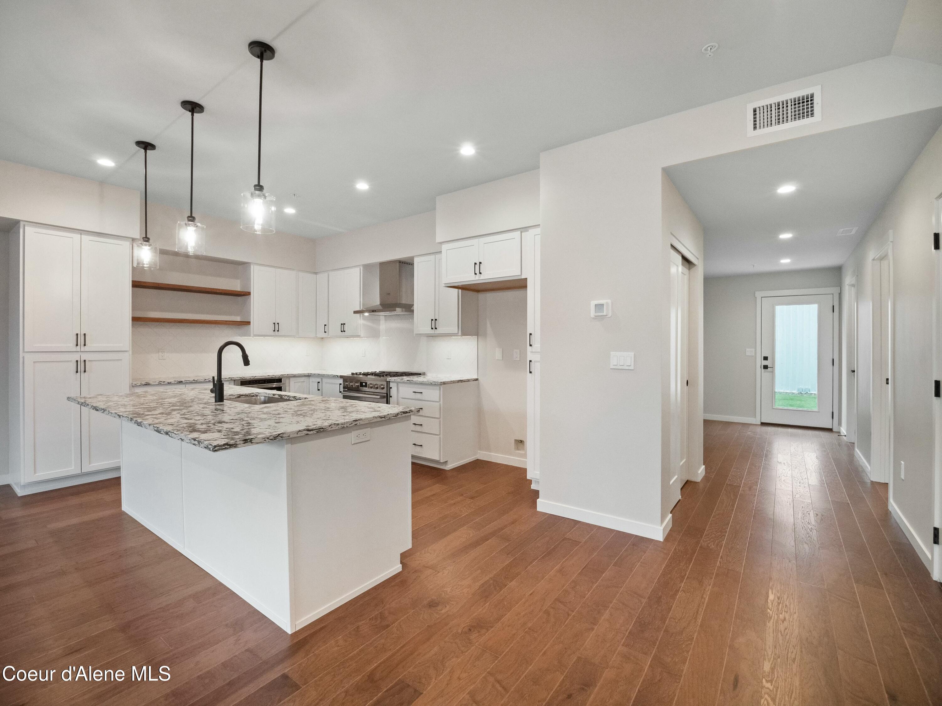 995 E RAILROAD AVENUE