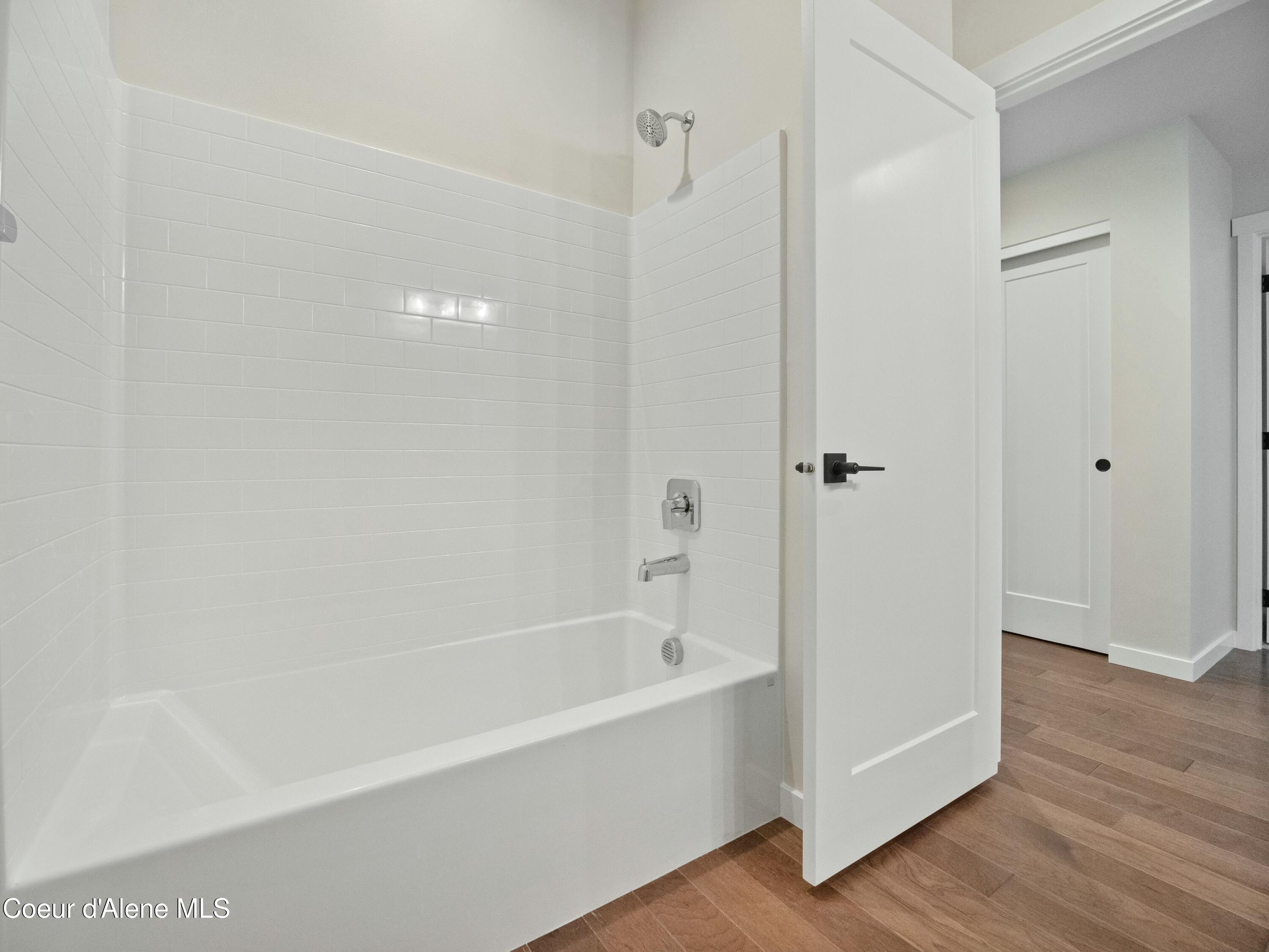 995 E RAILROAD AVENUE