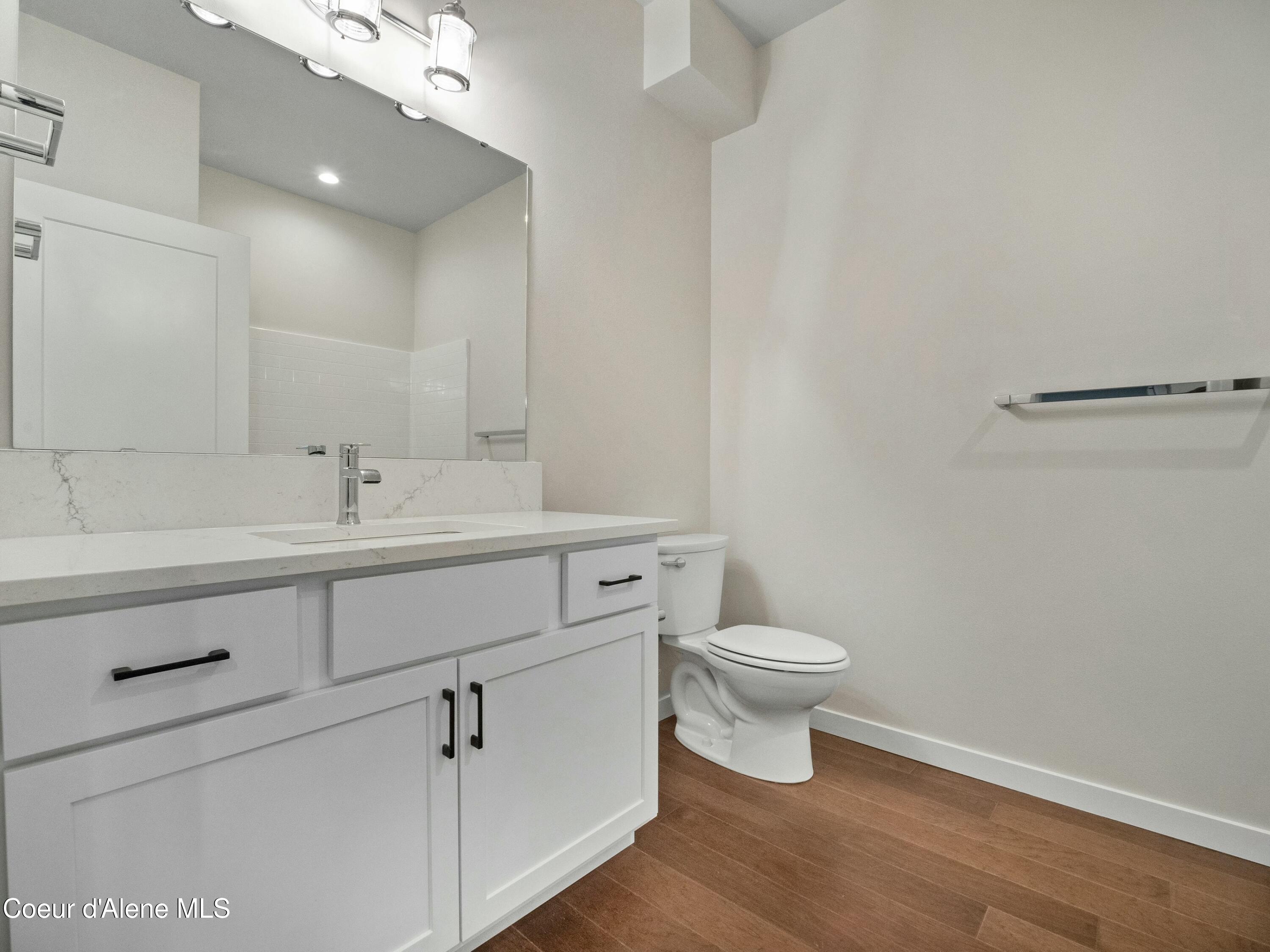 995 E RAILROAD AVENUE