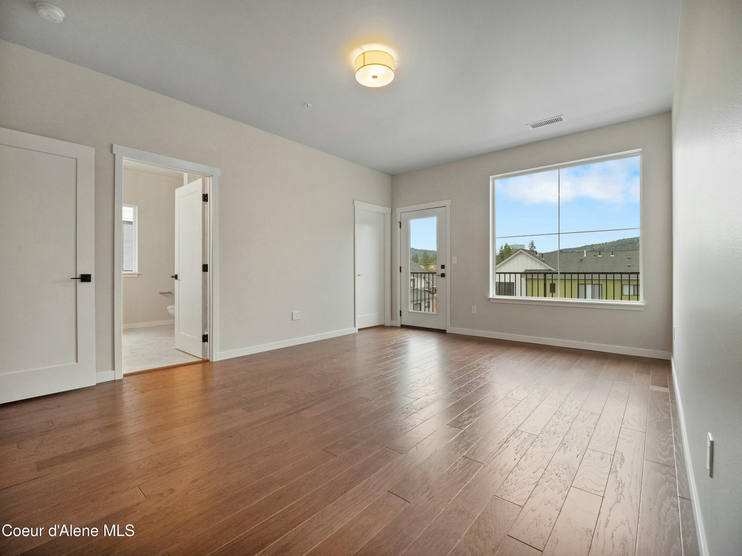 995 E RAILROAD AVENUE