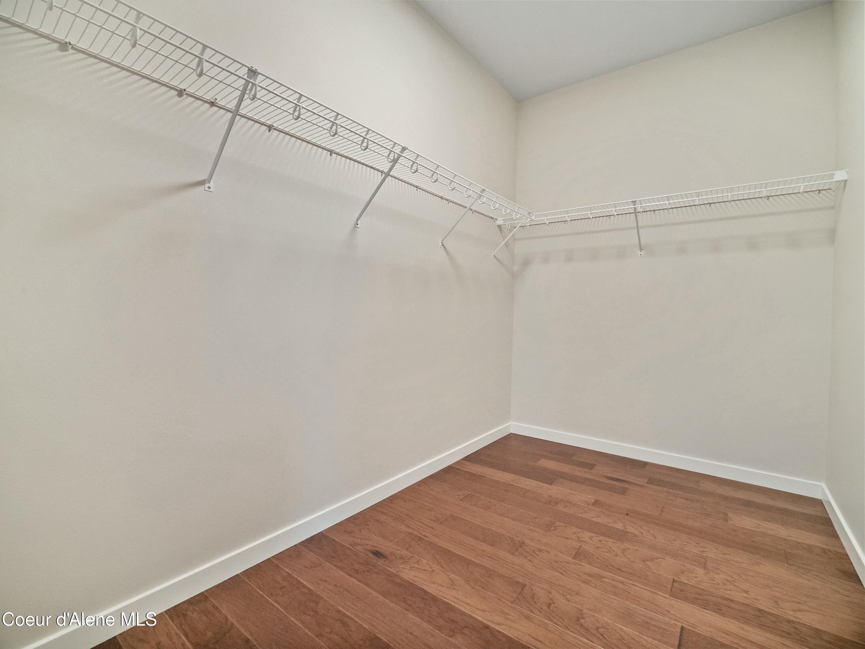 995 E RAILROAD AVENUE