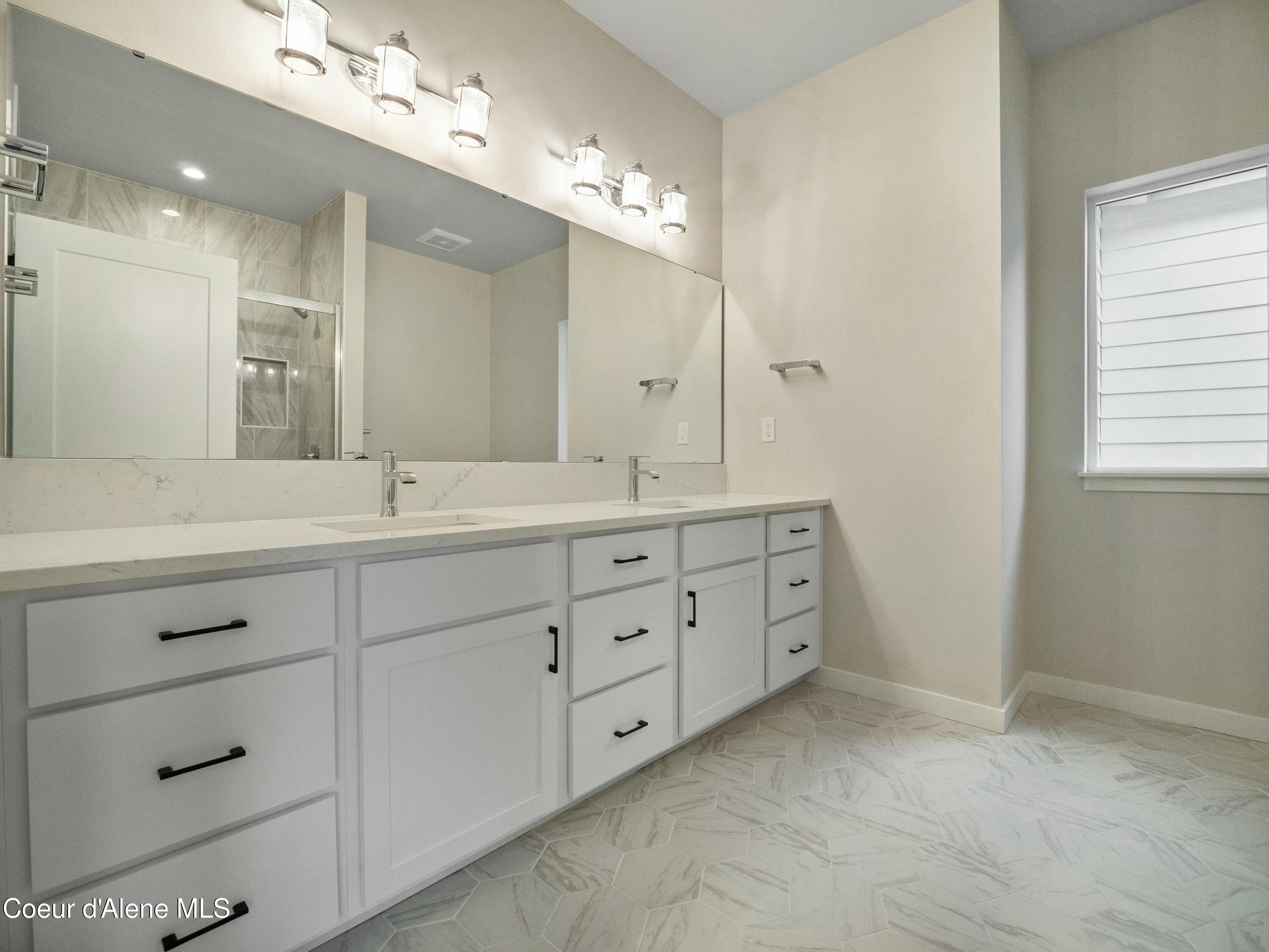 995 E RAILROAD AVENUE