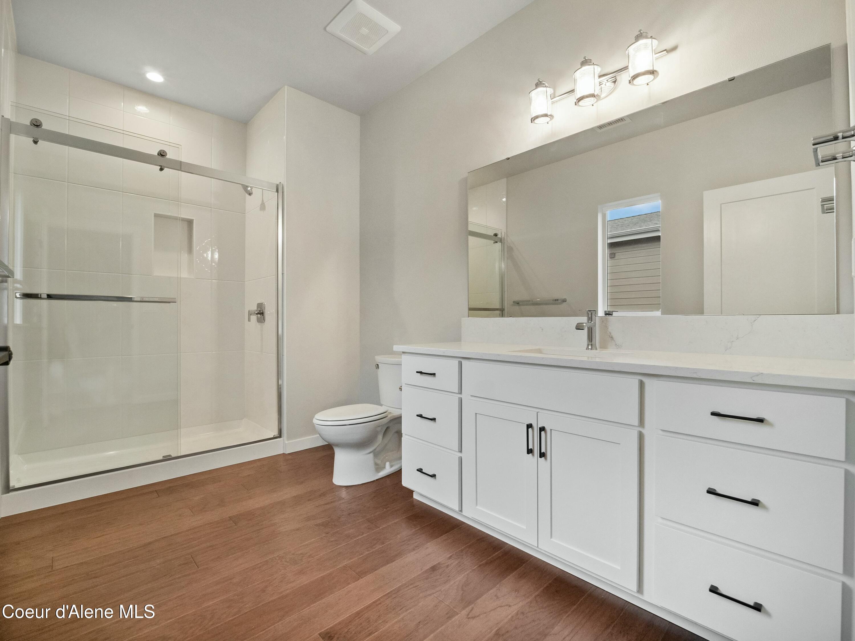 995 E RAILROAD AVENUE