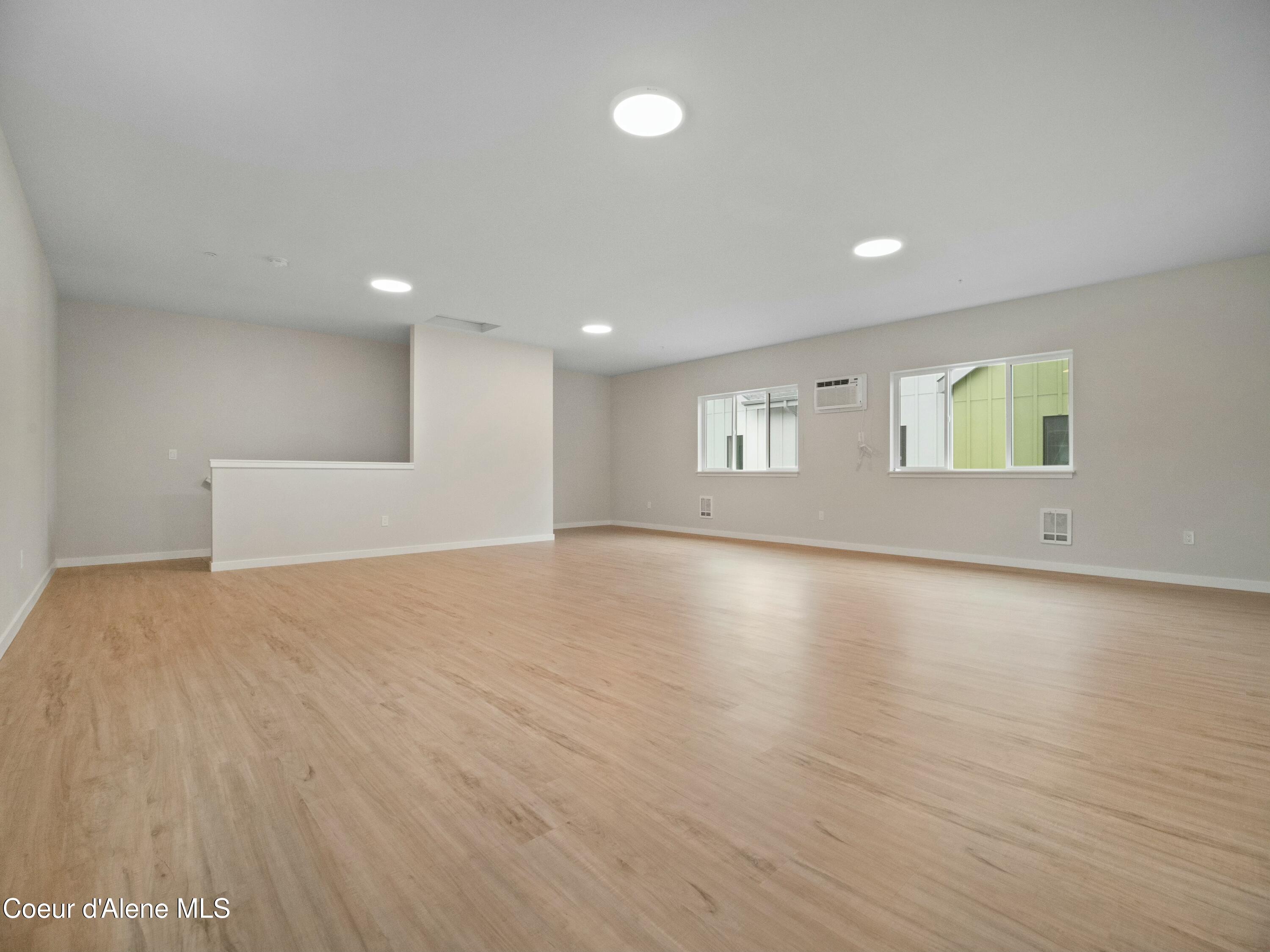 995 E RAILROAD AVENUE