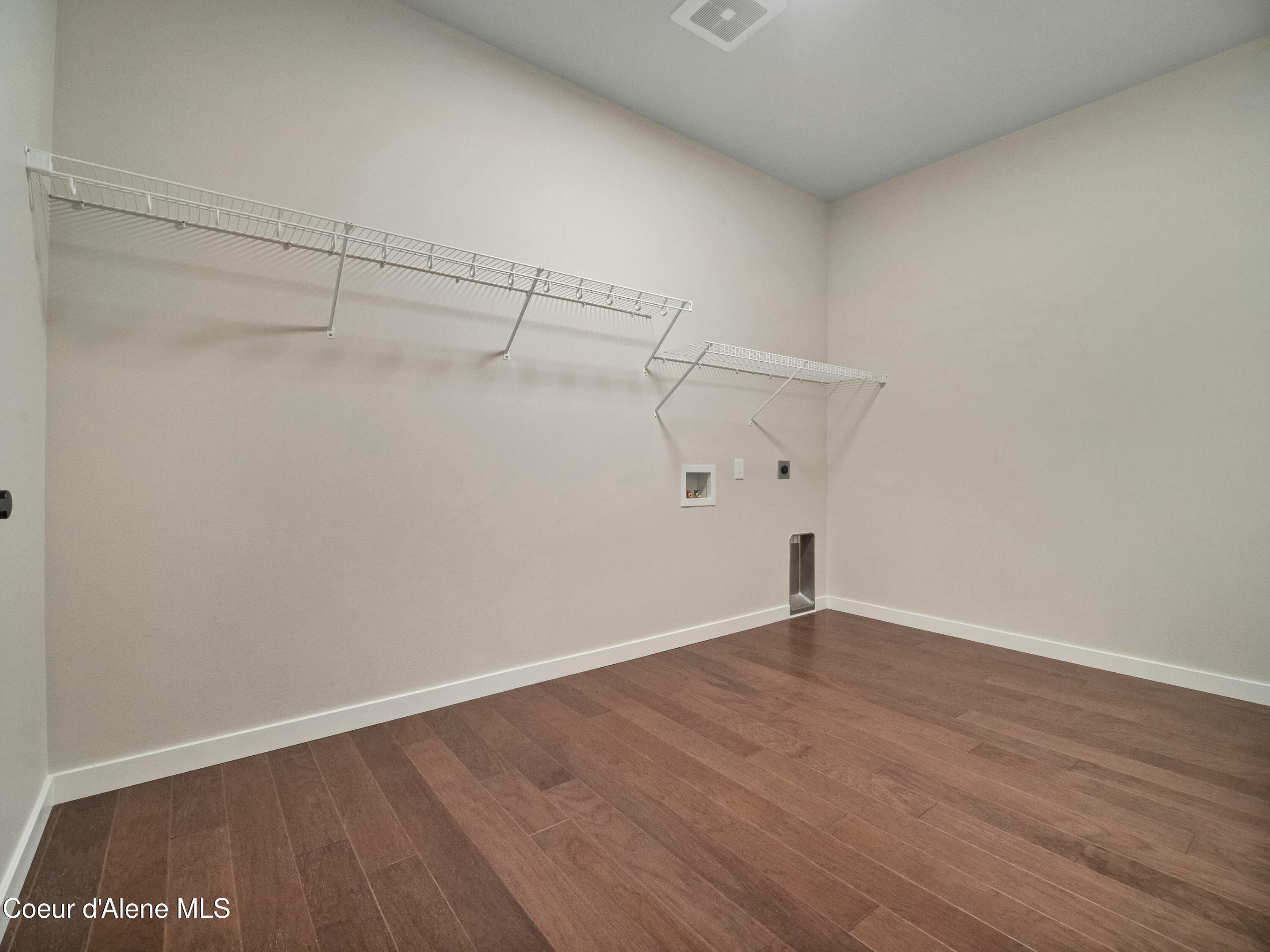 995 E RAILROAD AVENUE