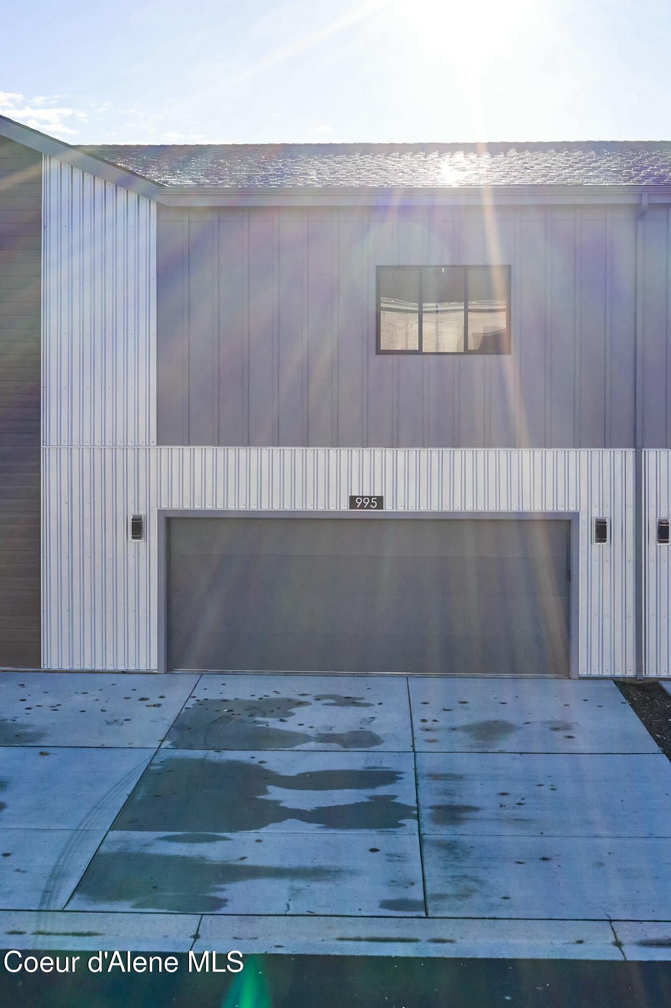 995 E RAILROAD AVENUE