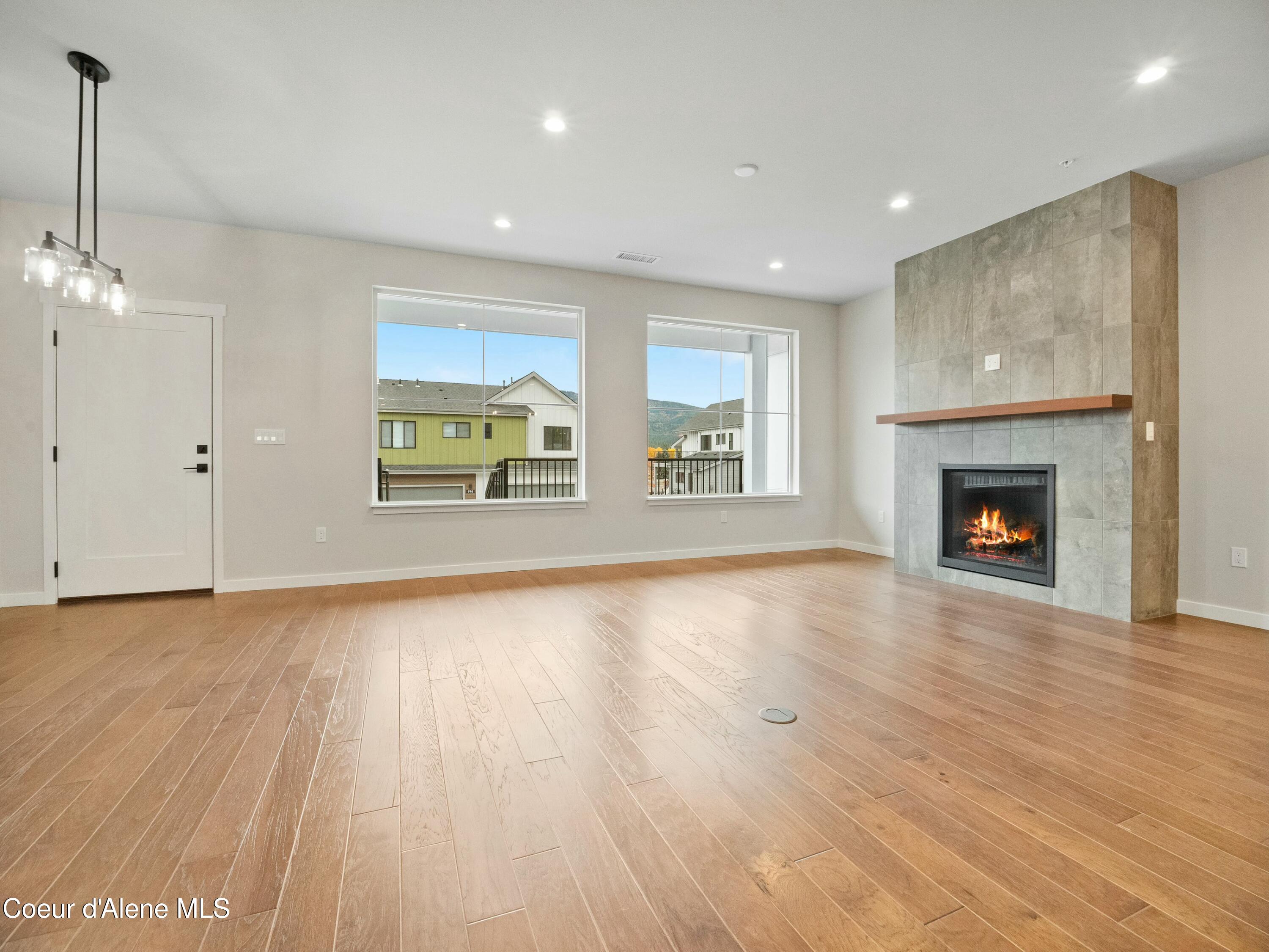 995 E RAILROAD AVENUE