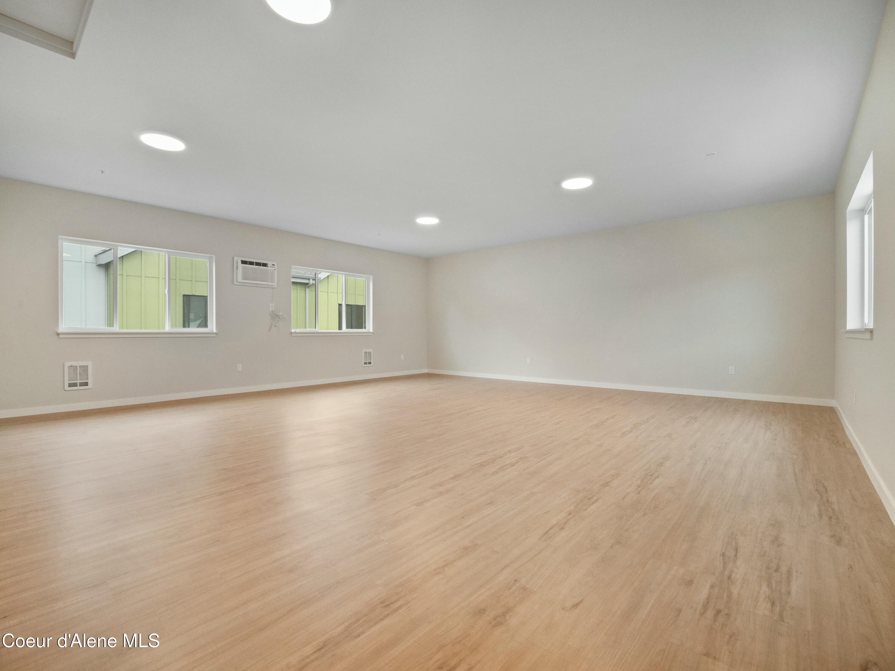 995 E RAILROAD AVENUE