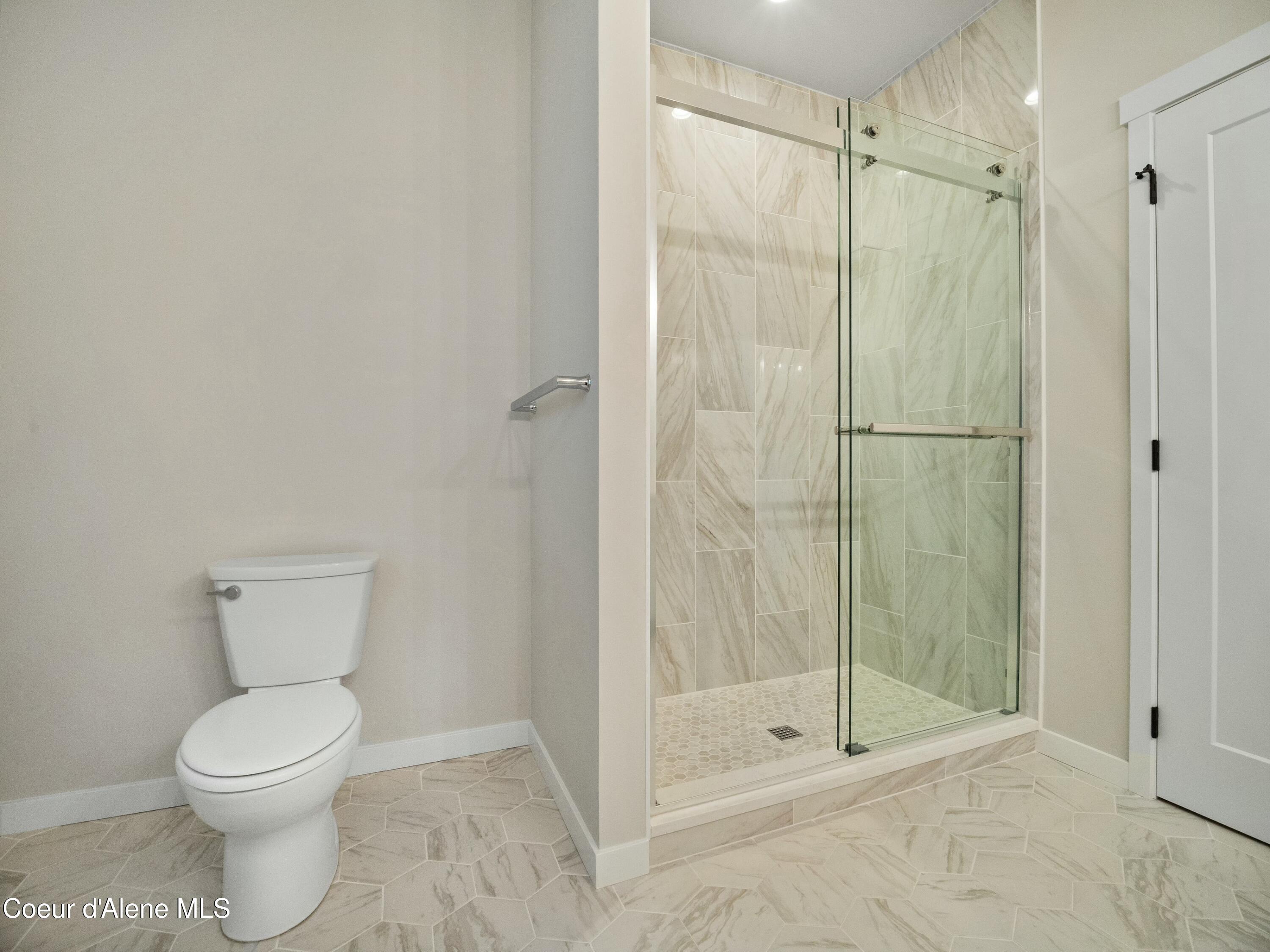 995 E RAILROAD AVENUE