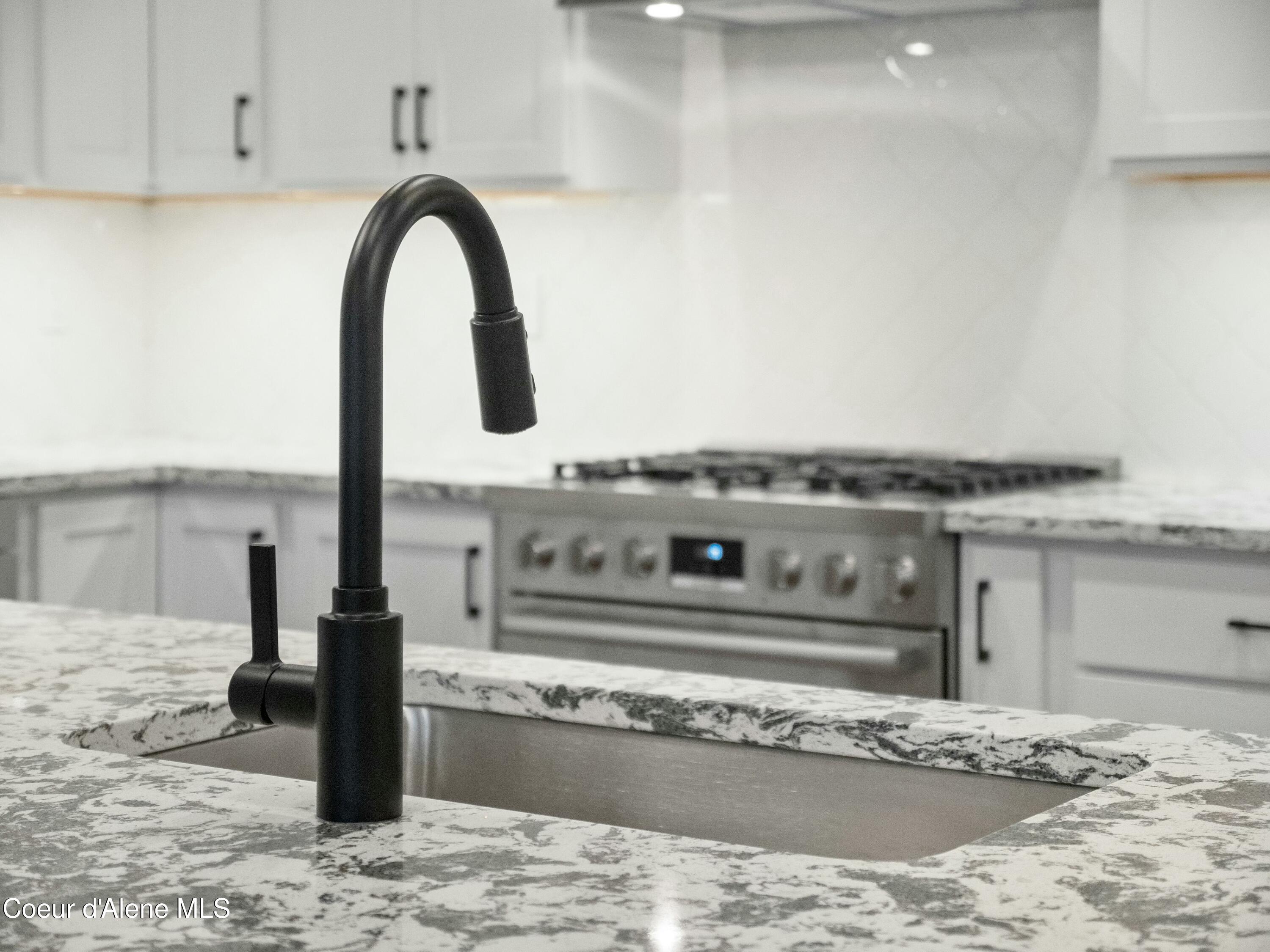 995 E RAILROAD AVENUE