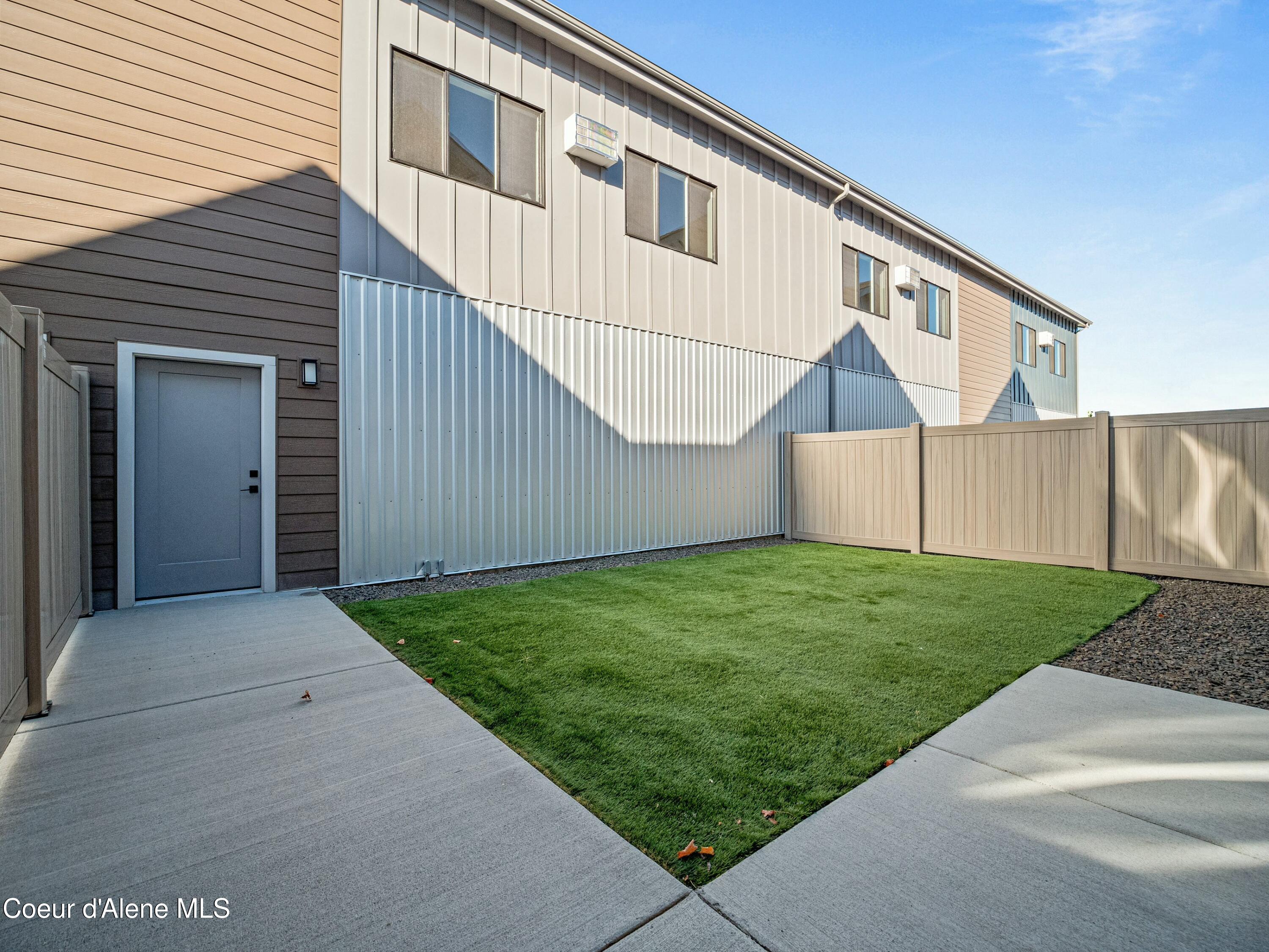 1033 E RAILROAD AVE