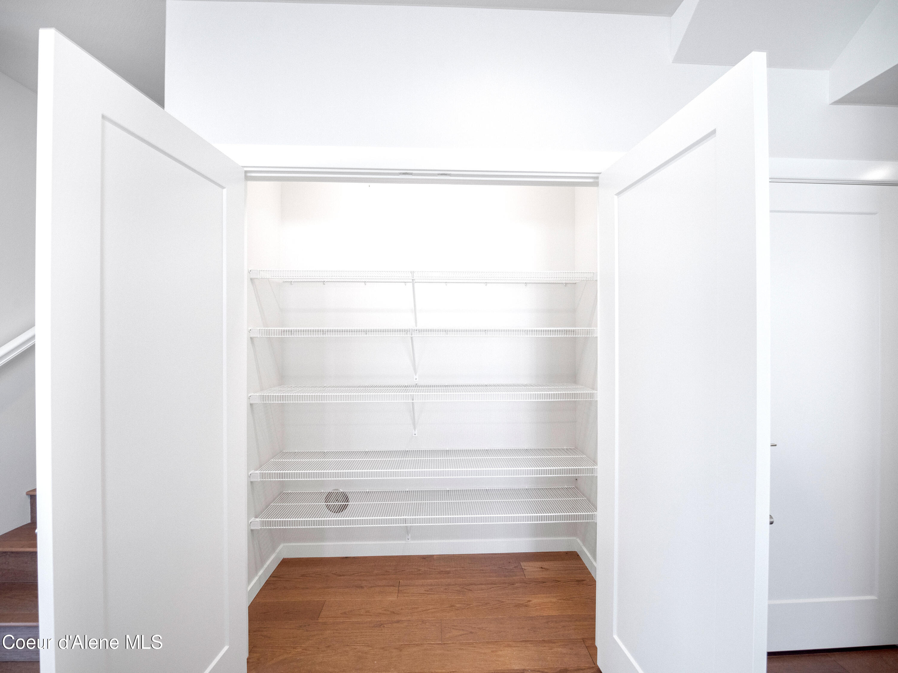 1037 E RAILROAD AVENUE