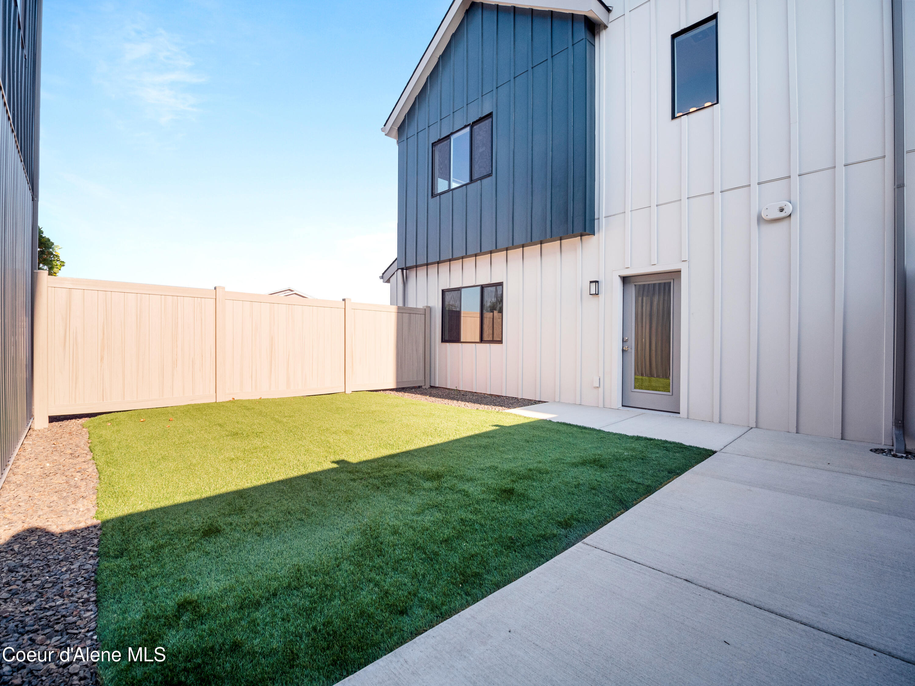 1037 E RAILROAD AVENUE