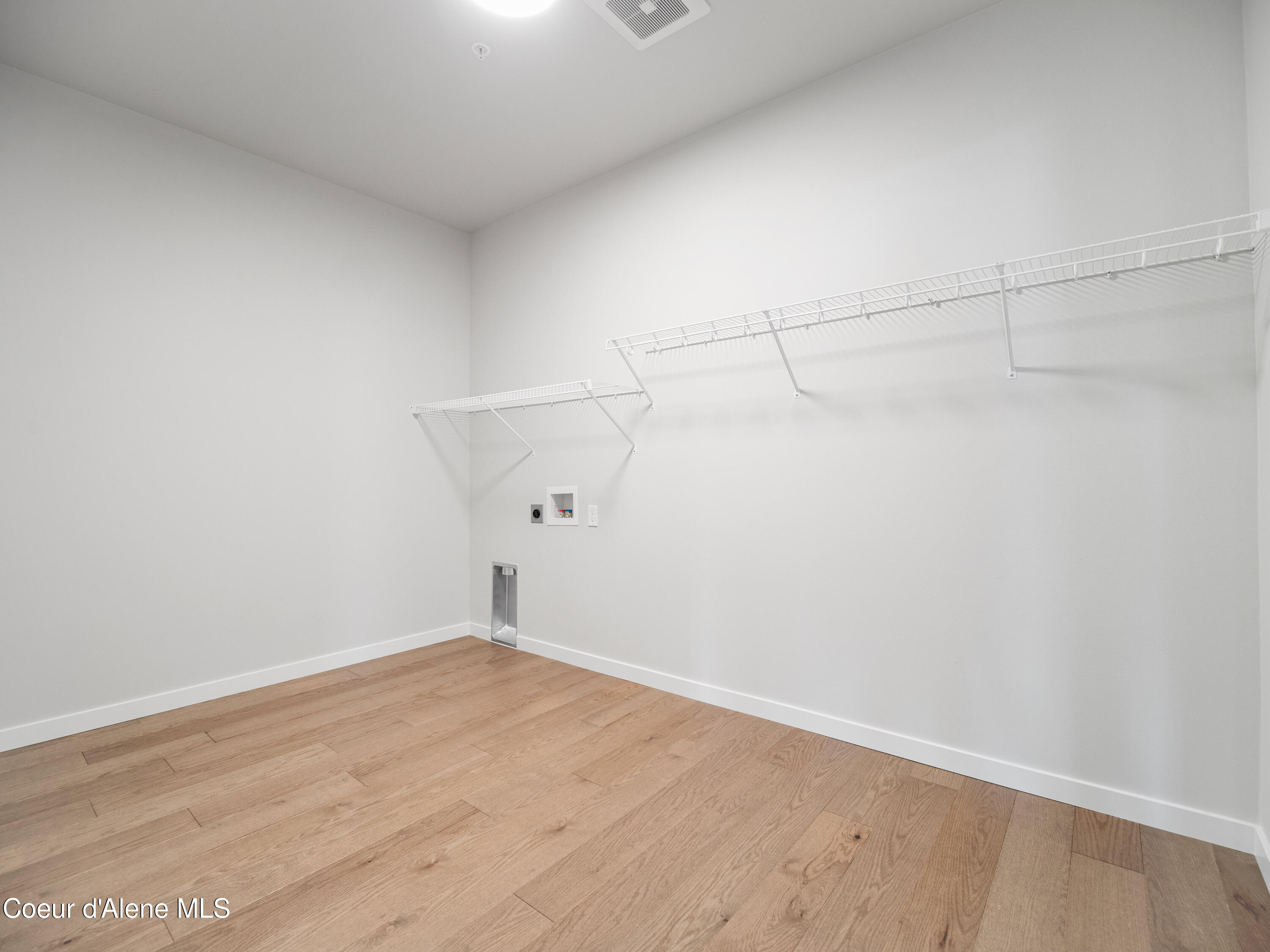 1037 E RAILROAD AVENUE