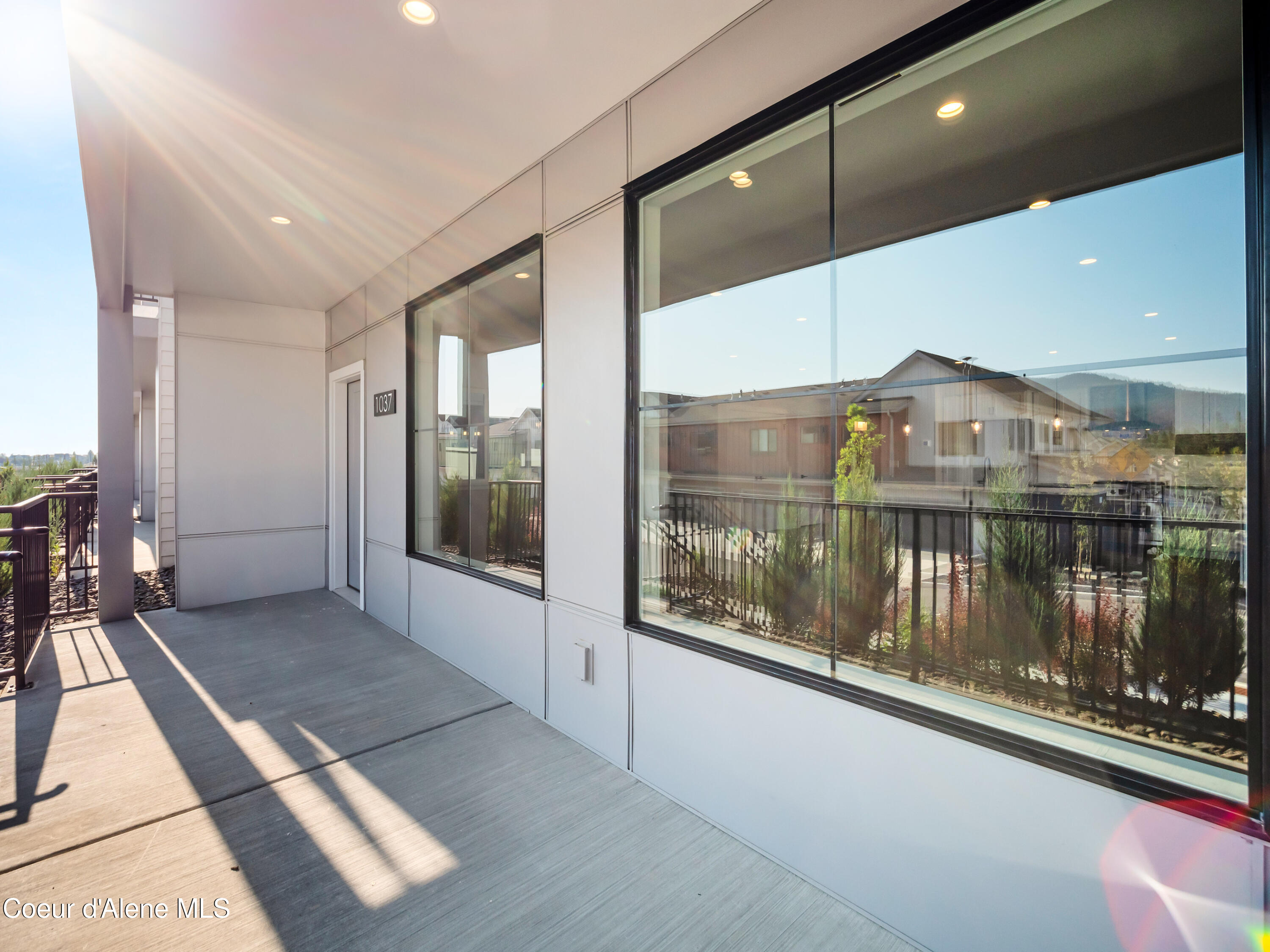 1037 E RAILROAD AVENUE