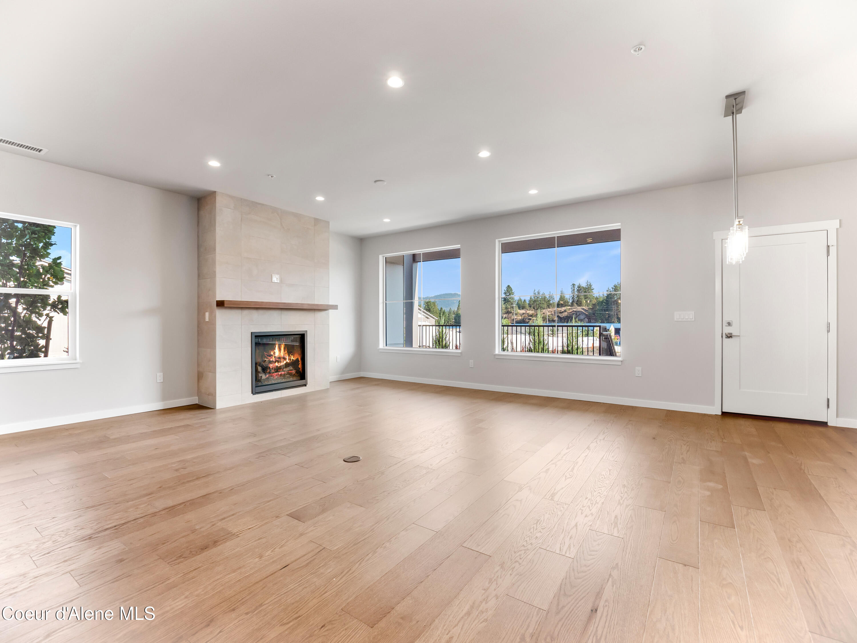 1037 E RAILROAD AVENUE