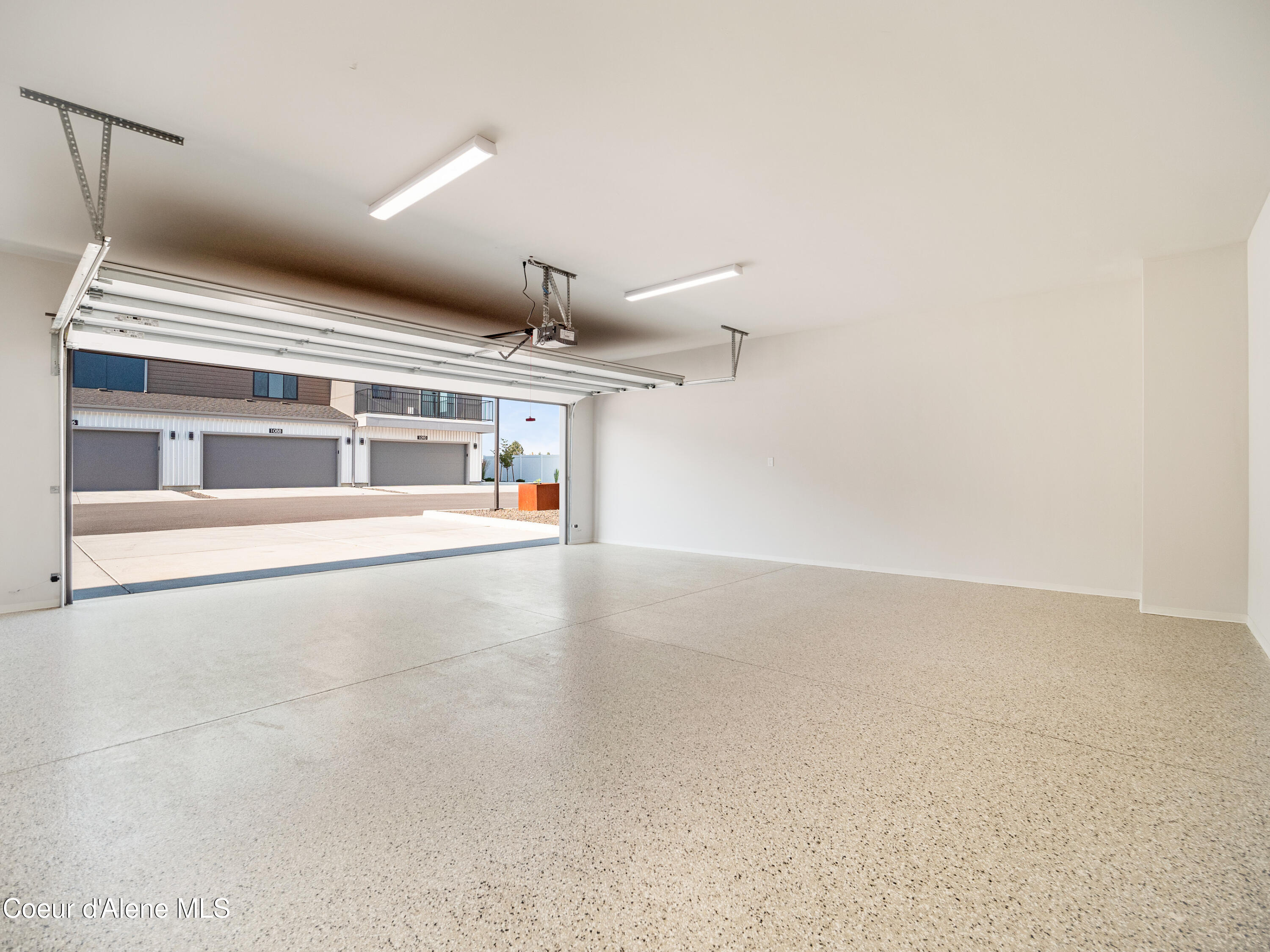 1037 E RAILROAD AVENUE