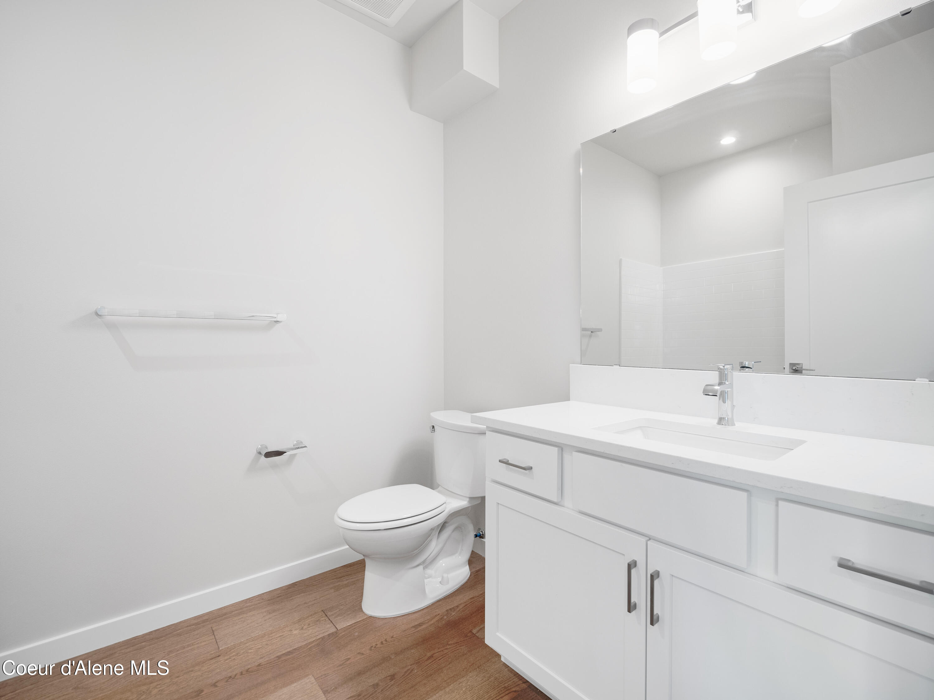 1037 E RAILROAD AVENUE