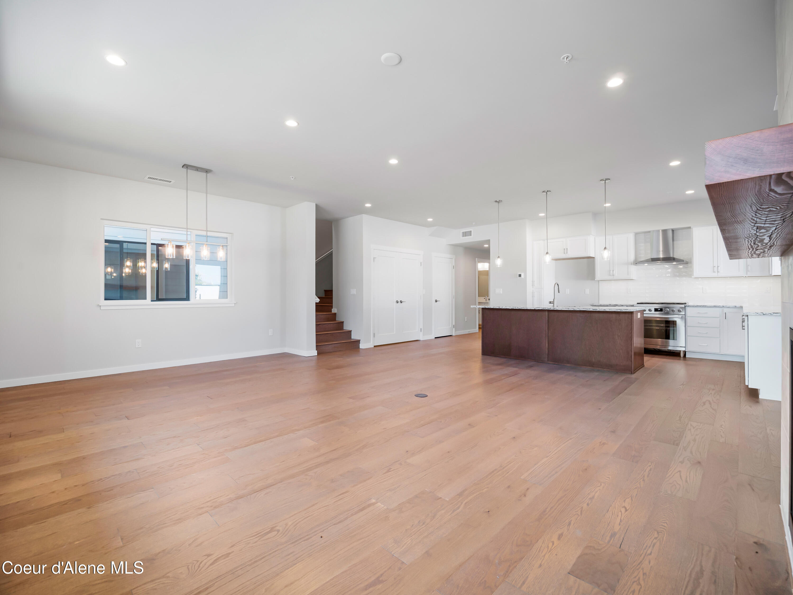 1037 E RAILROAD AVENUE