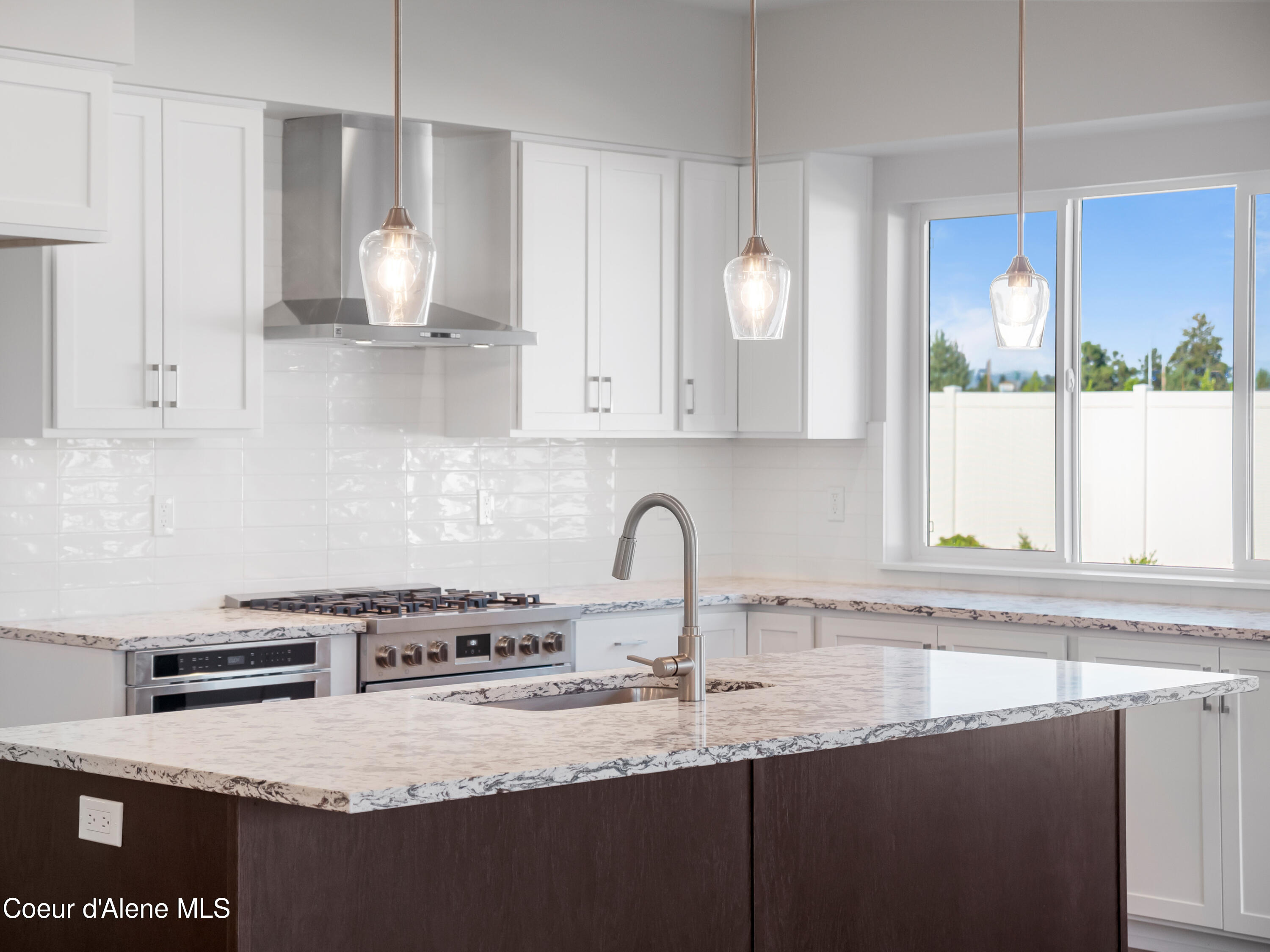 1037 E RAILROAD AVENUE