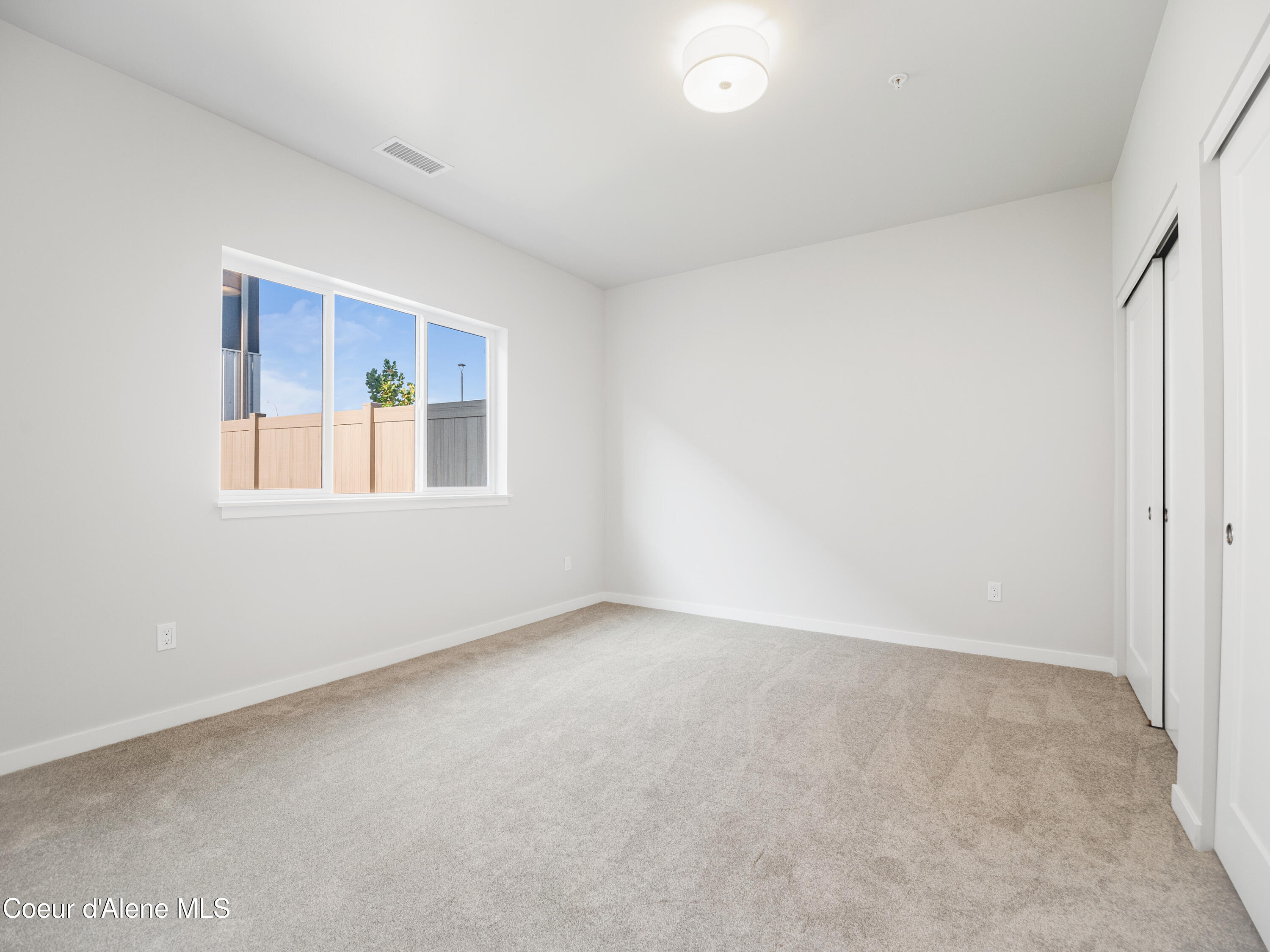 1037 E RAILROAD AVENUE