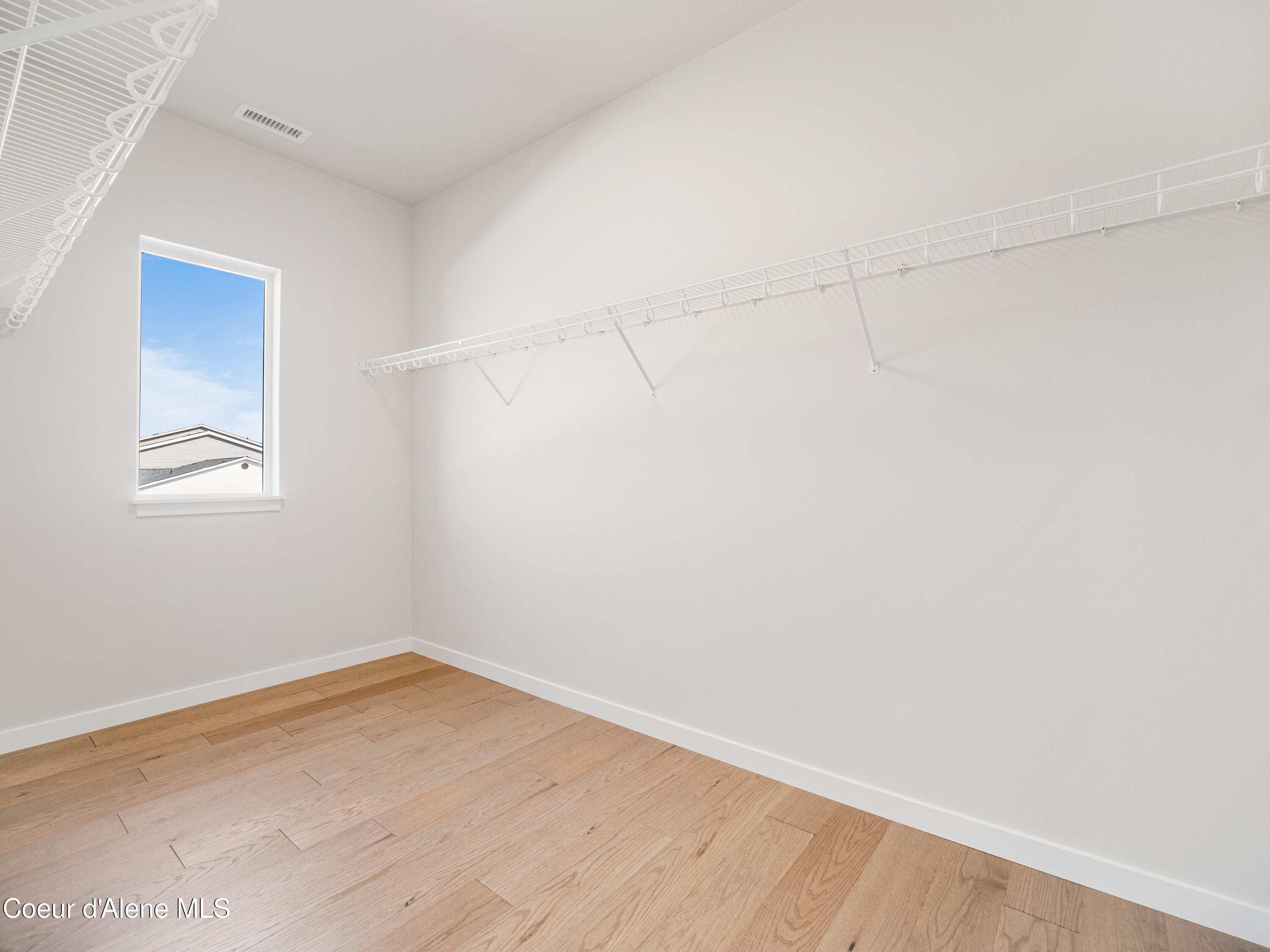 1037 E RAILROAD AVENUE