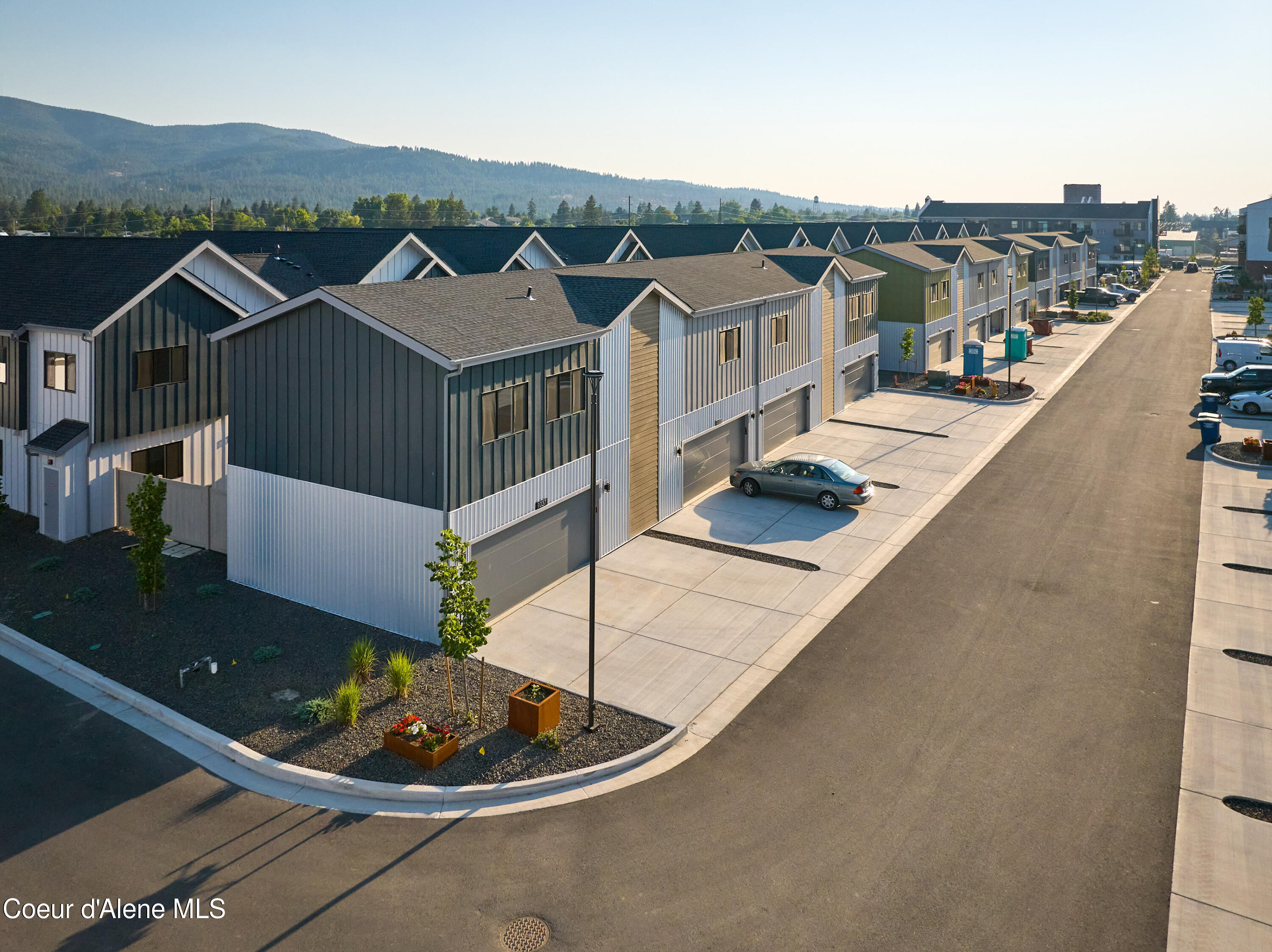 1037 E RAILROAD AVENUE