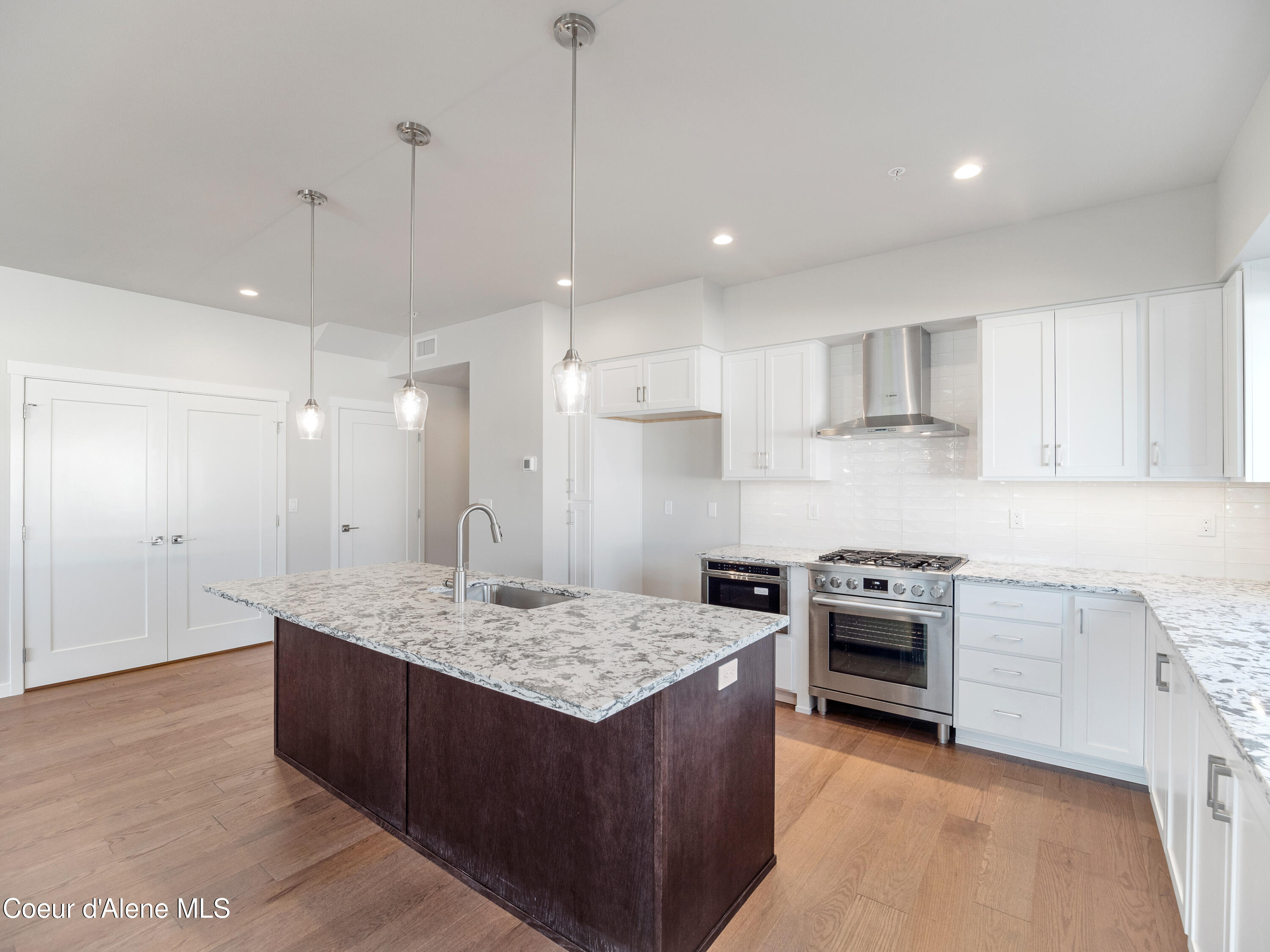 1037 E RAILROAD AVENUE