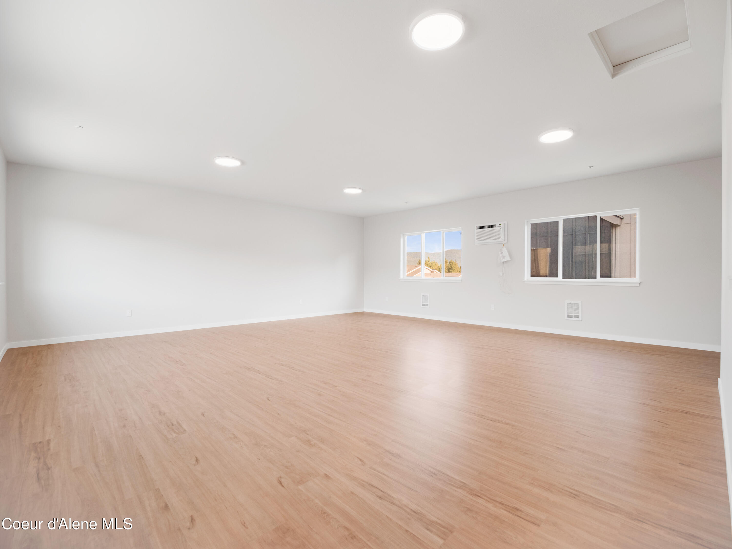 1037 E RAILROAD AVENUE