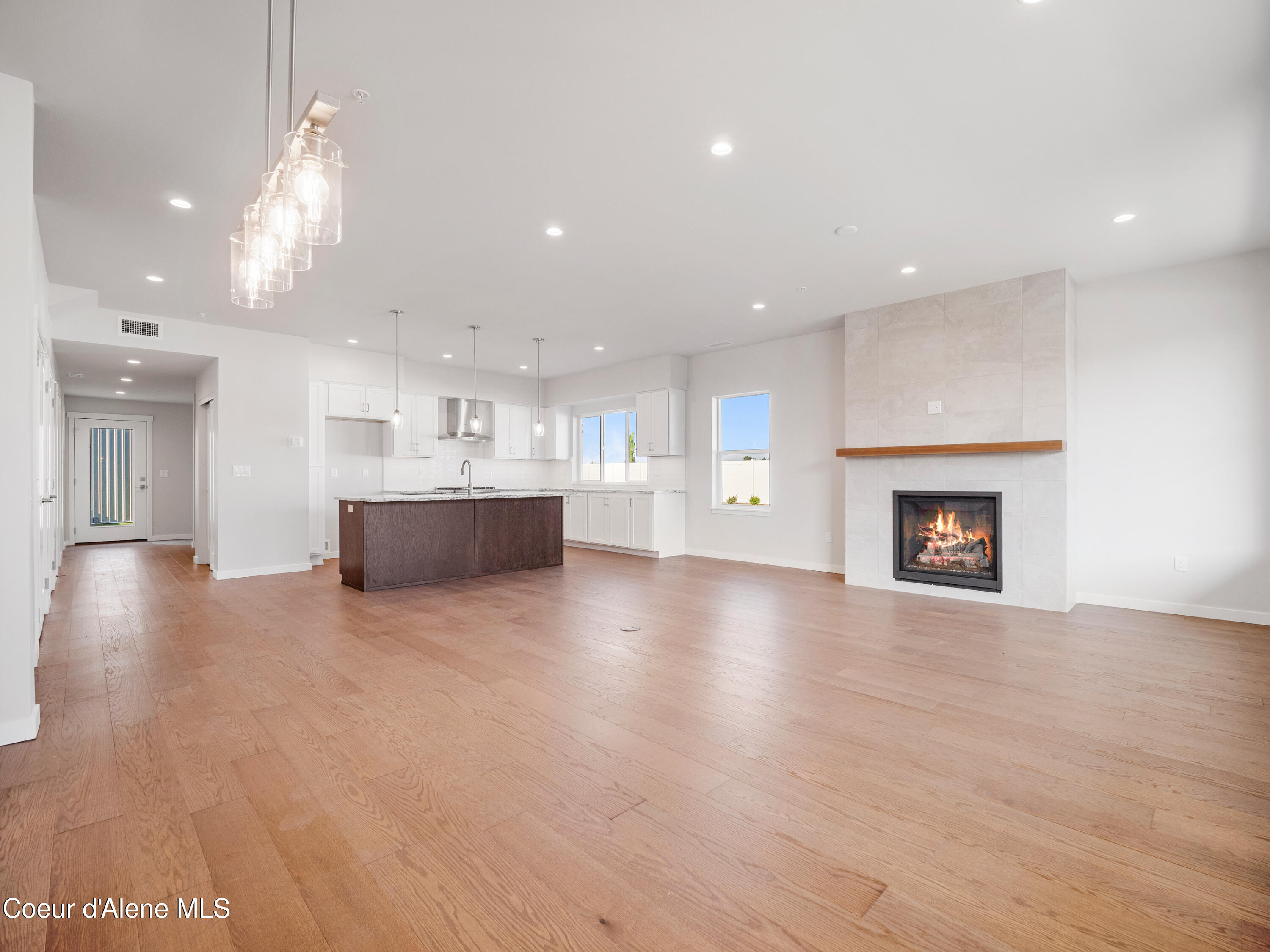 1037 E RAILROAD AVENUE