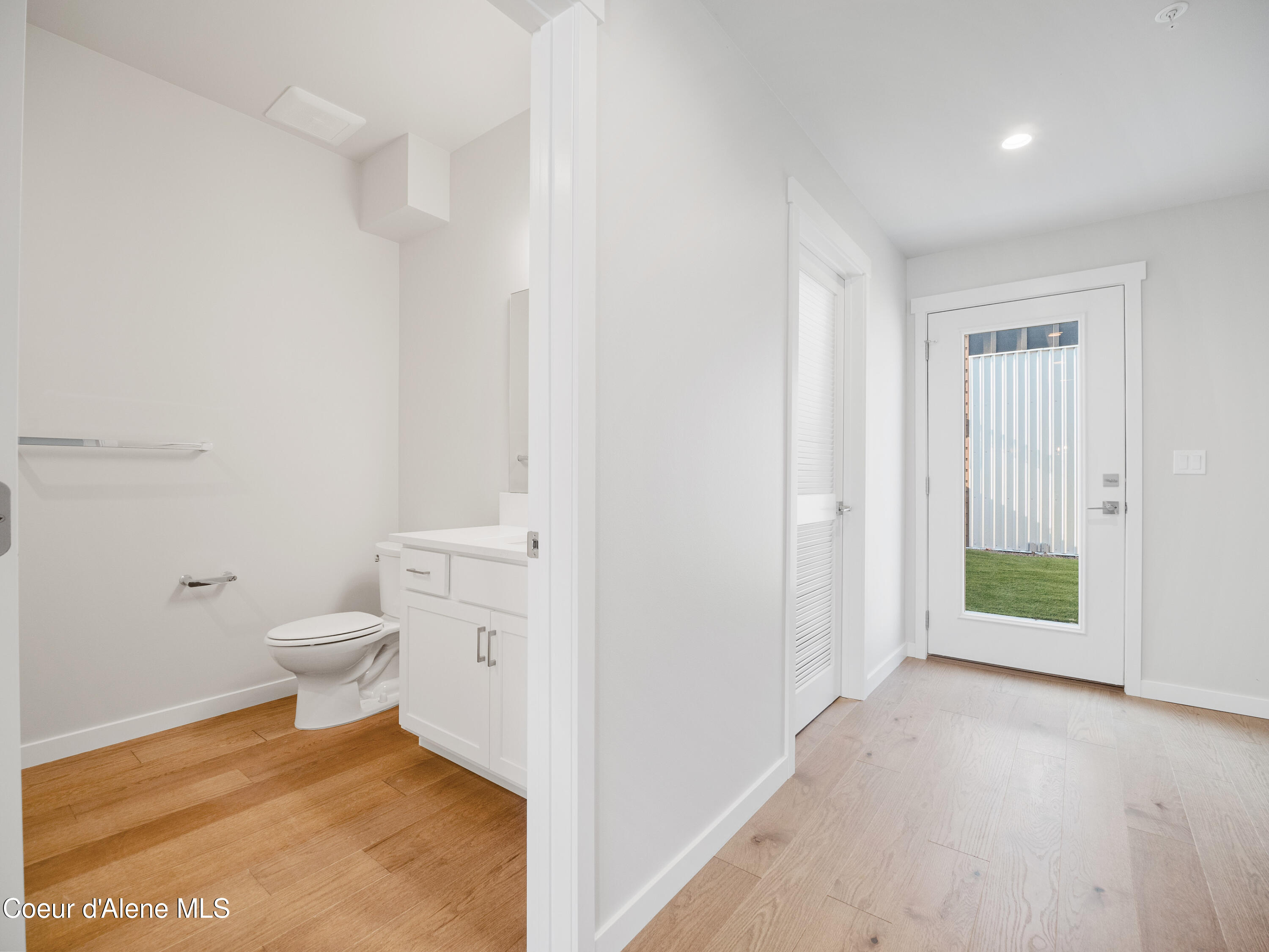 1037 E RAILROAD AVENUE