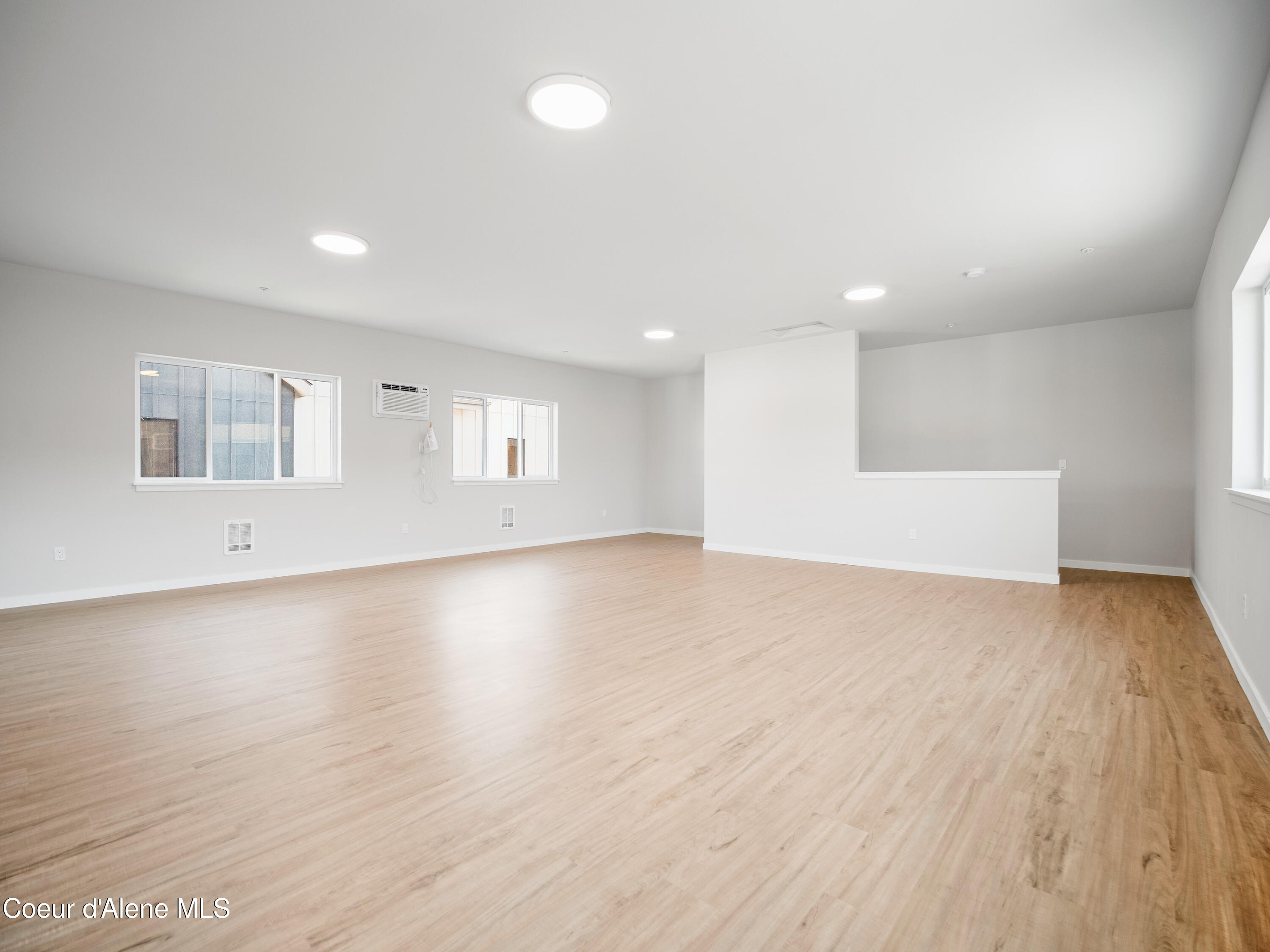 1037 E RAILROAD AVENUE