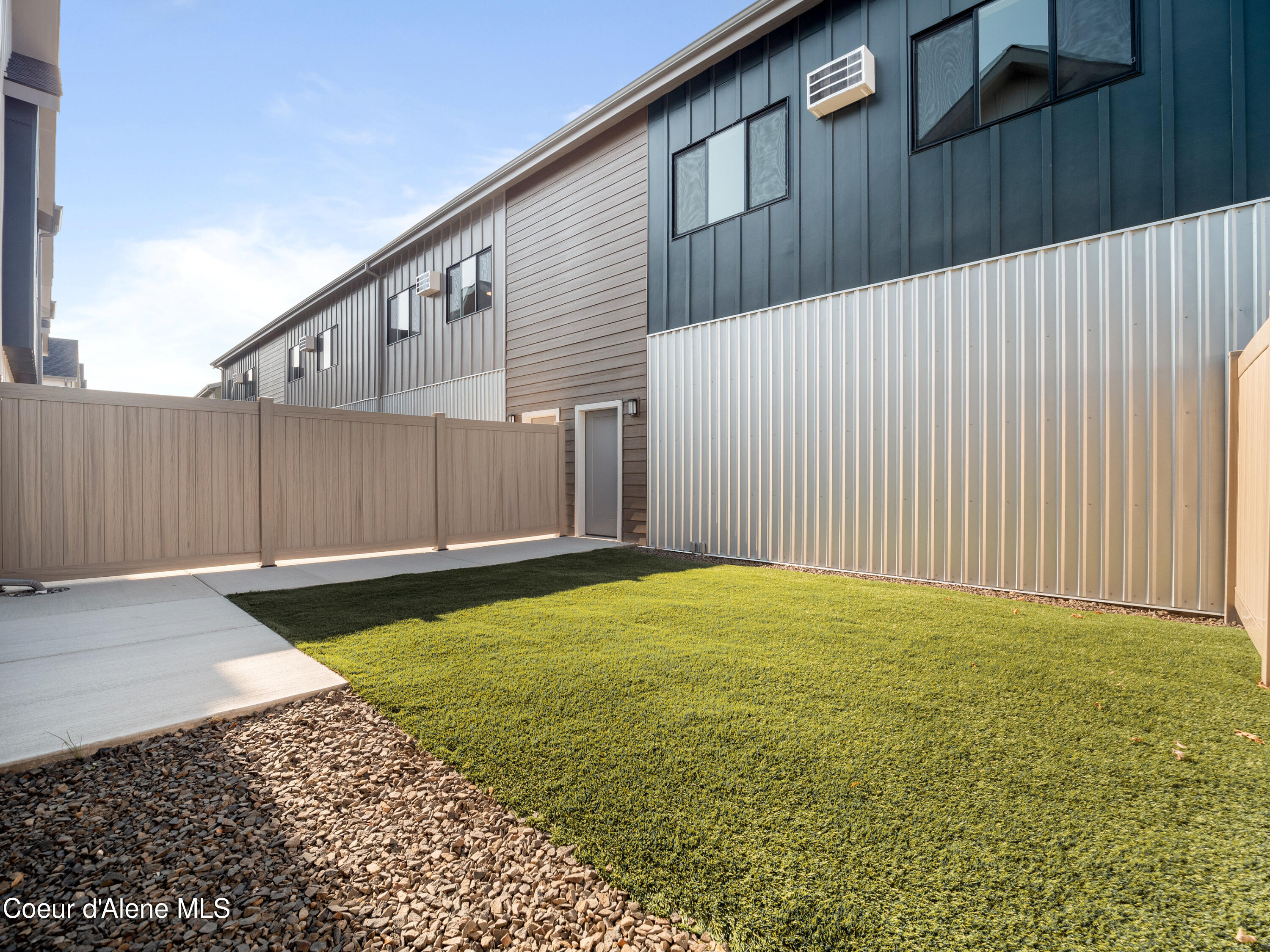 1037 E RAILROAD AVENUE