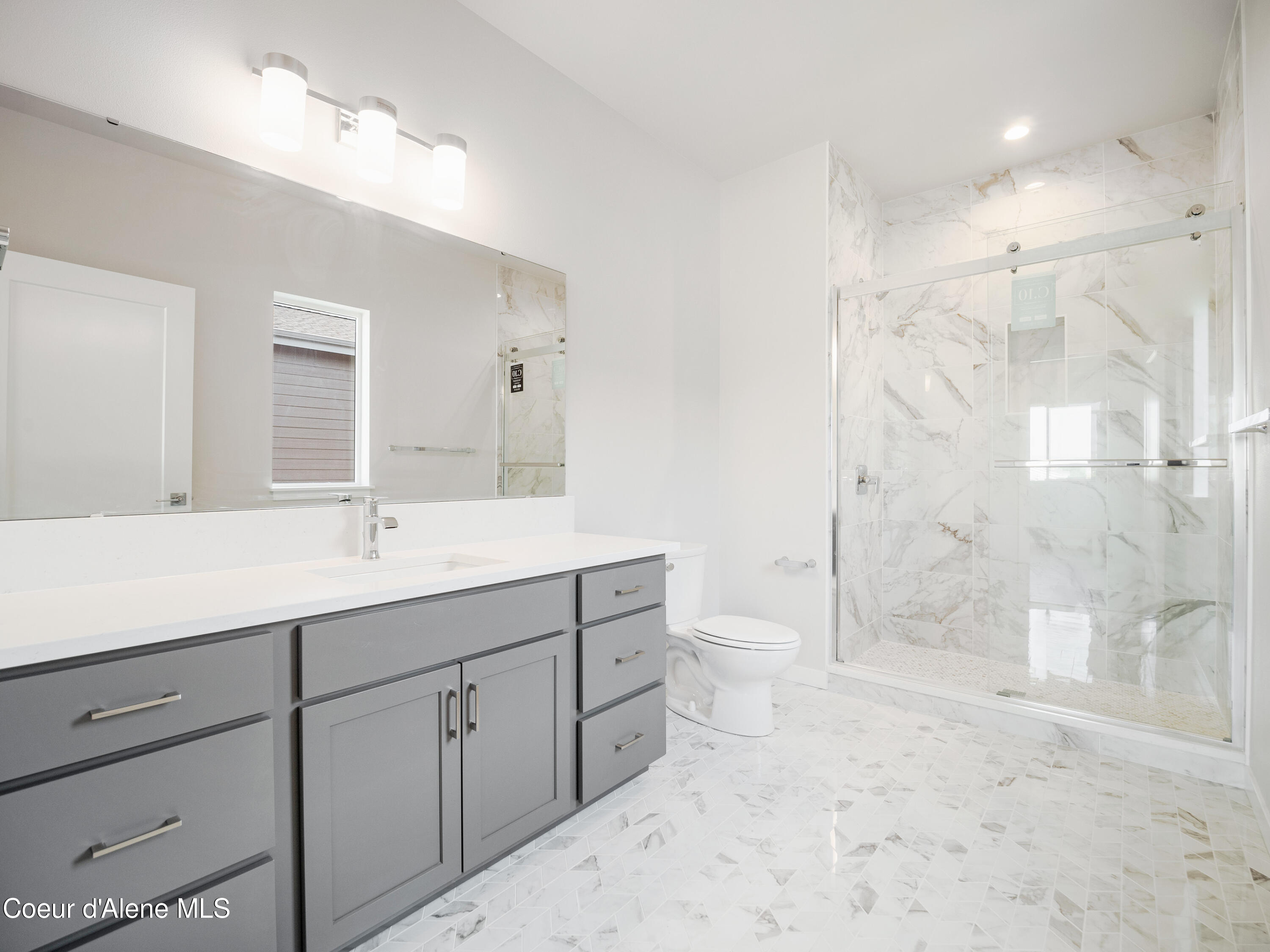 1037 E RAILROAD AVENUE