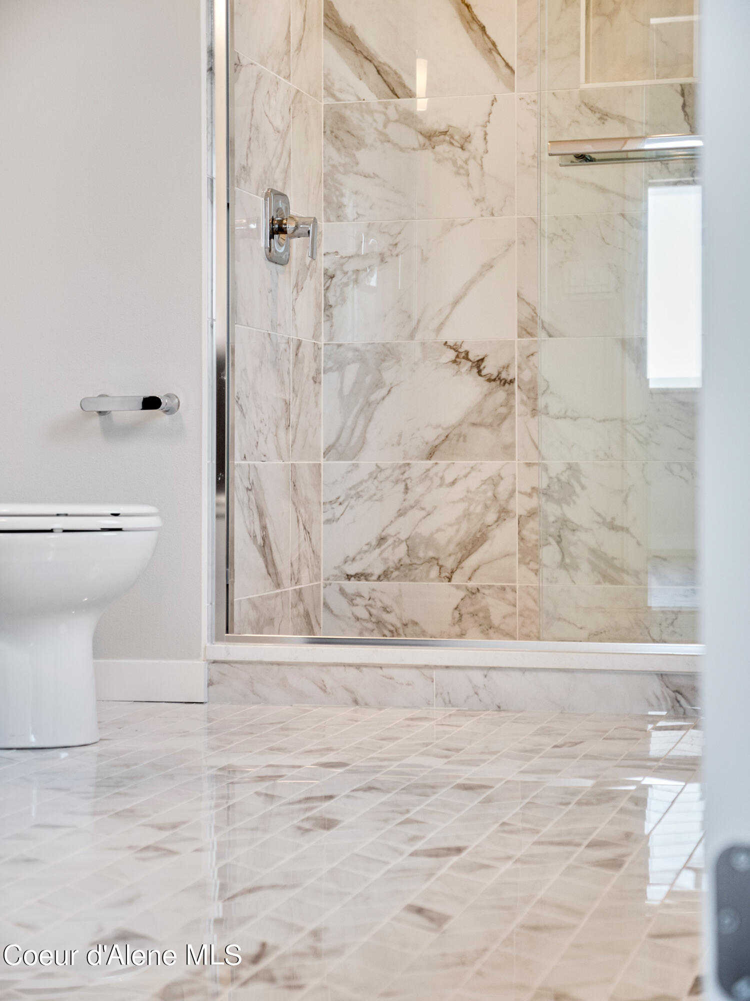 1037 E RAILROAD AVENUE