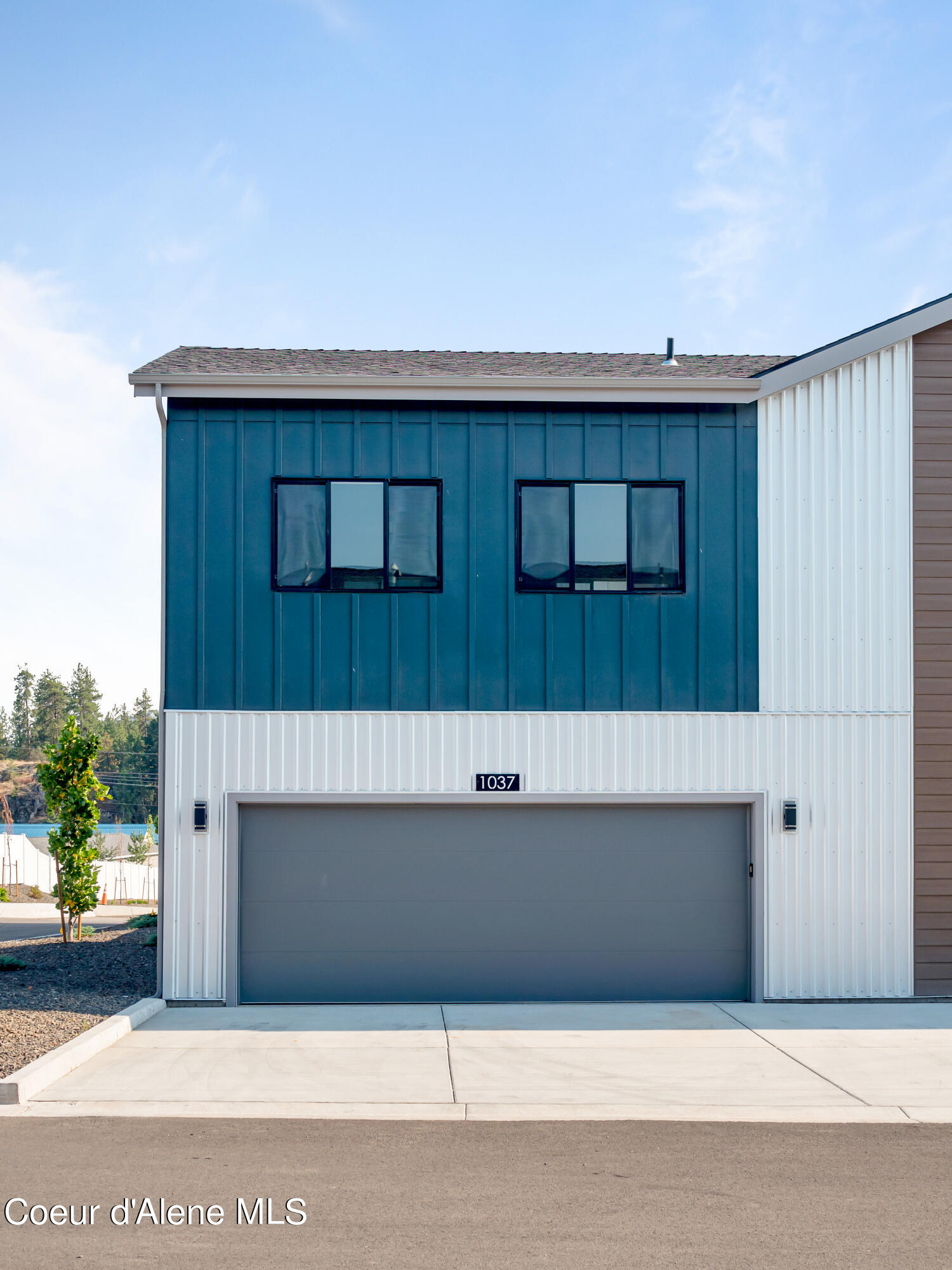 1037 E RAILROAD AVENUE