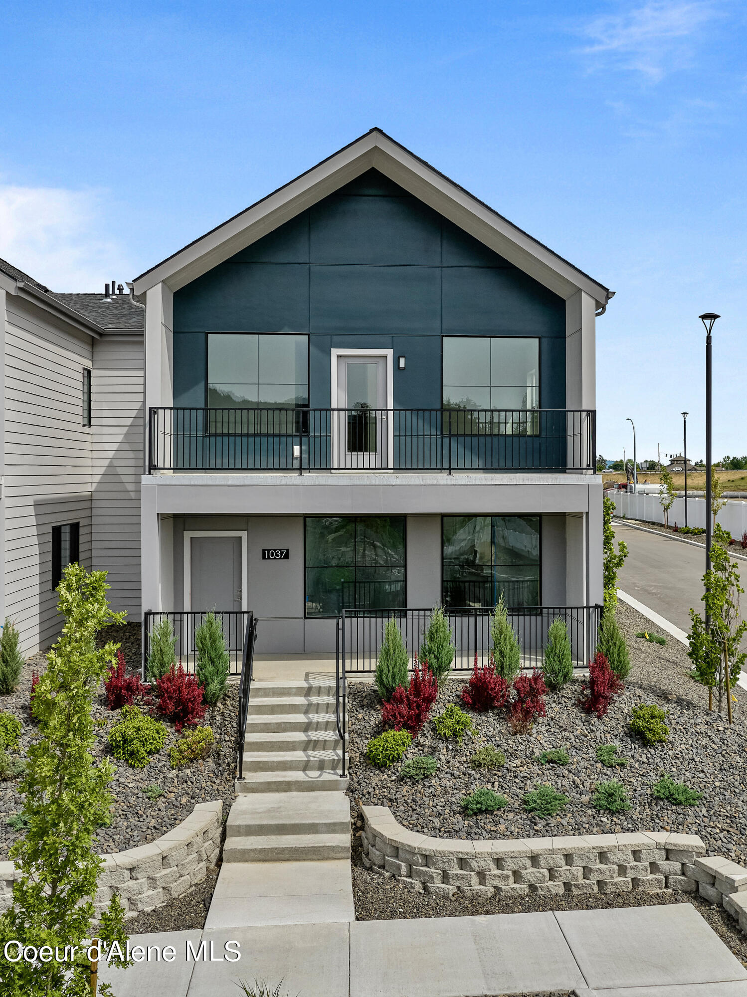 1037 E RAILROAD AVENUE