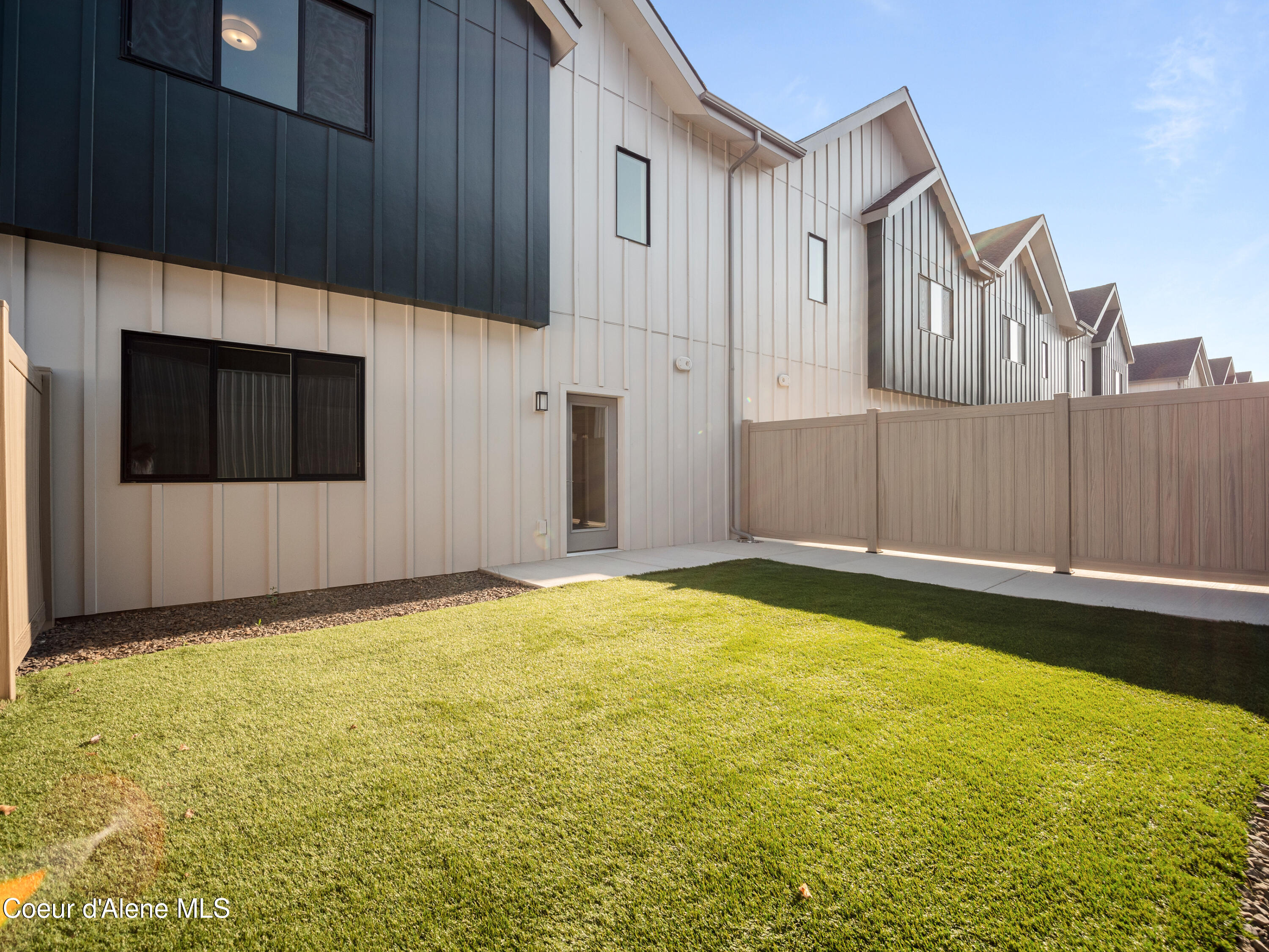 1037 E RAILROAD AVENUE