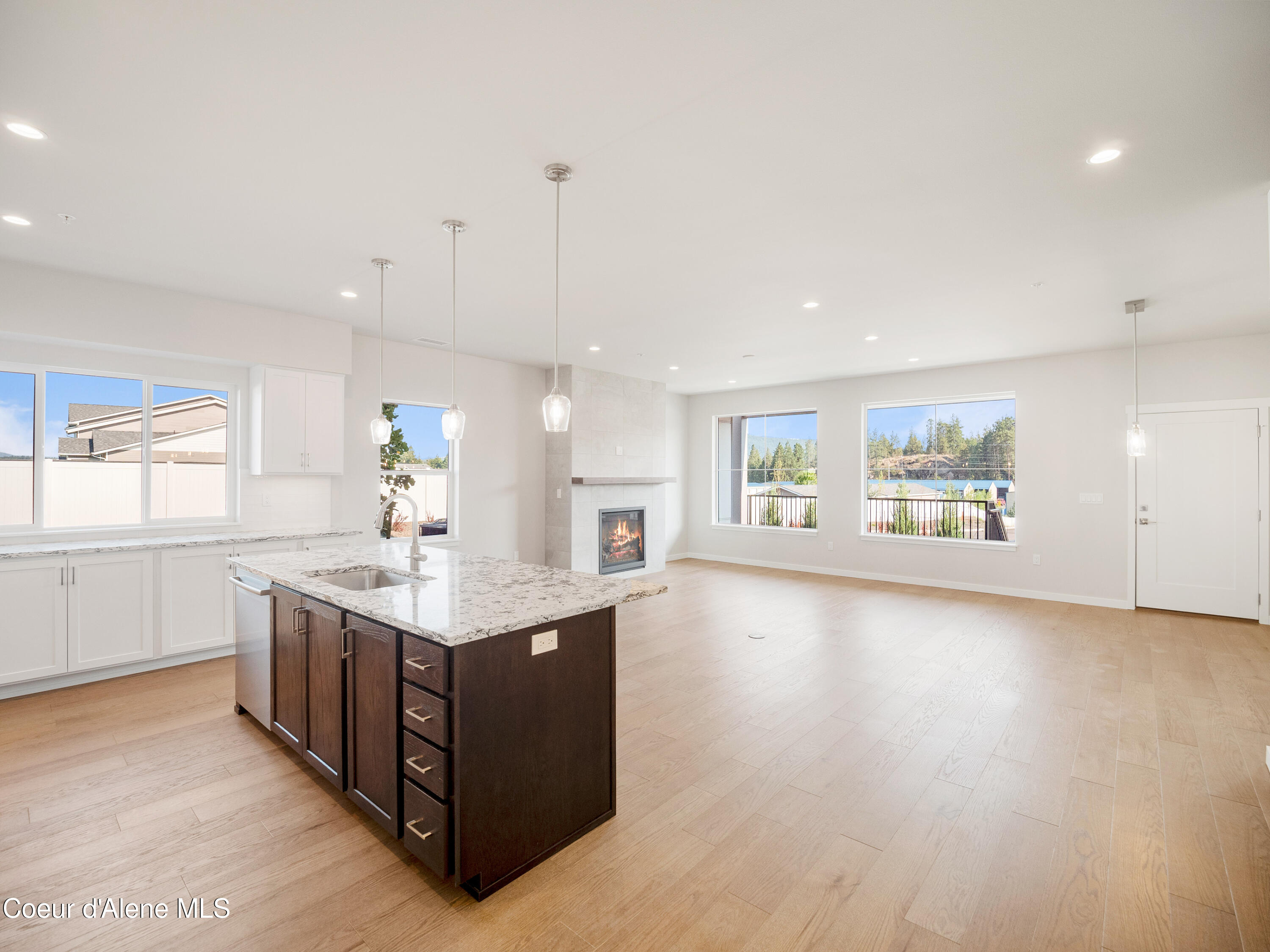 1037 E RAILROAD AVENUE