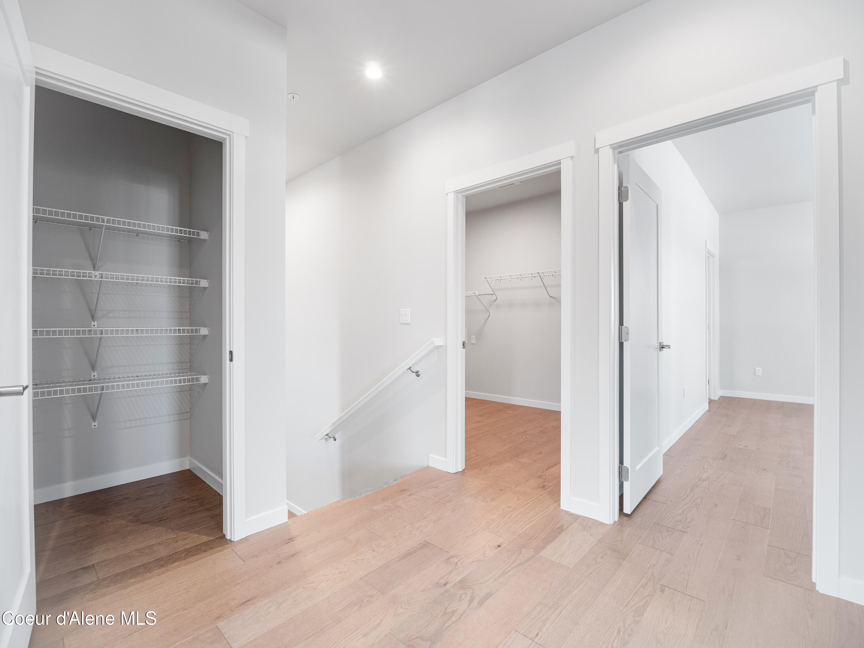 1037 E RAILROAD AVENUE