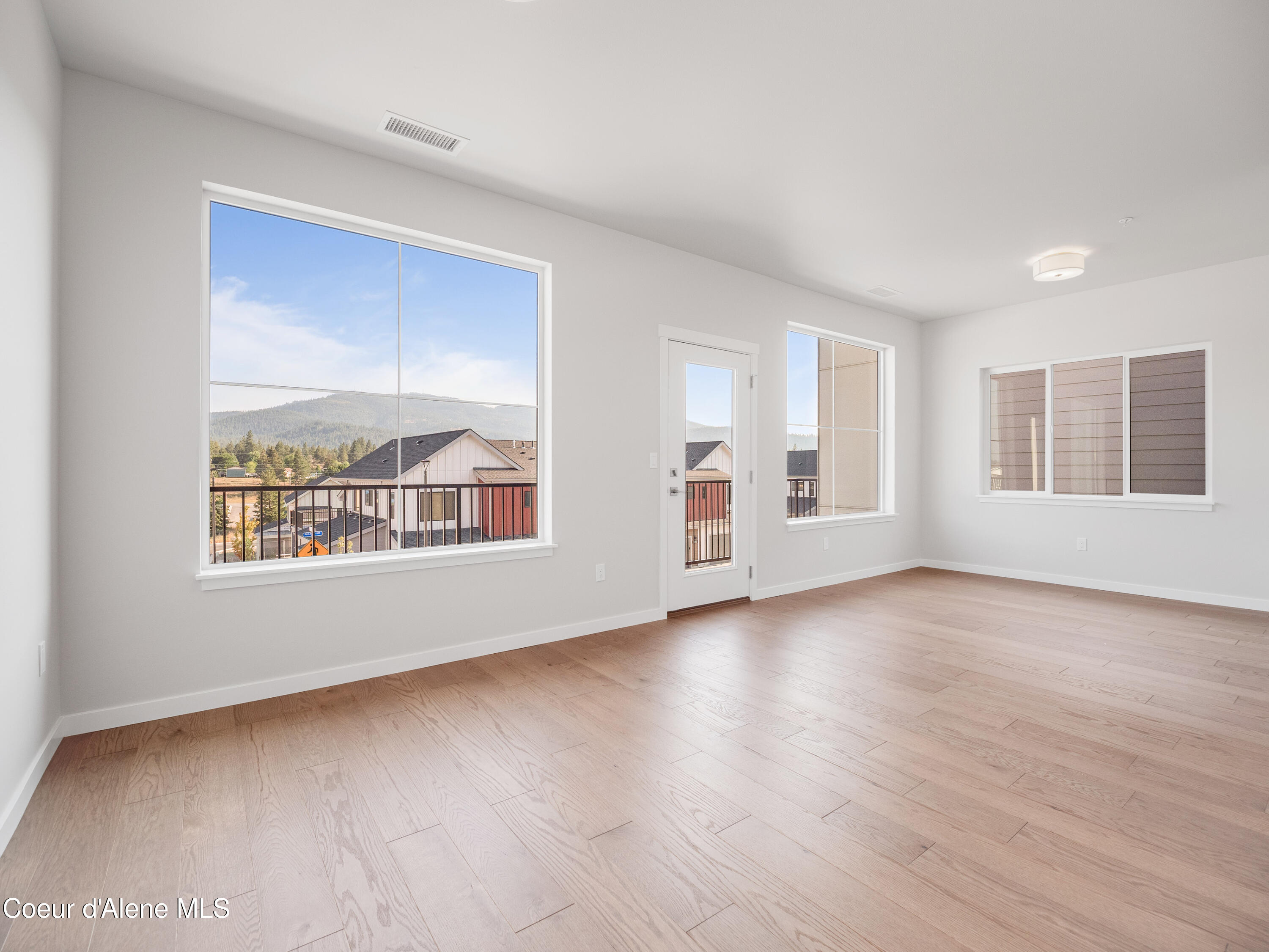 1037 E RAILROAD AVENUE