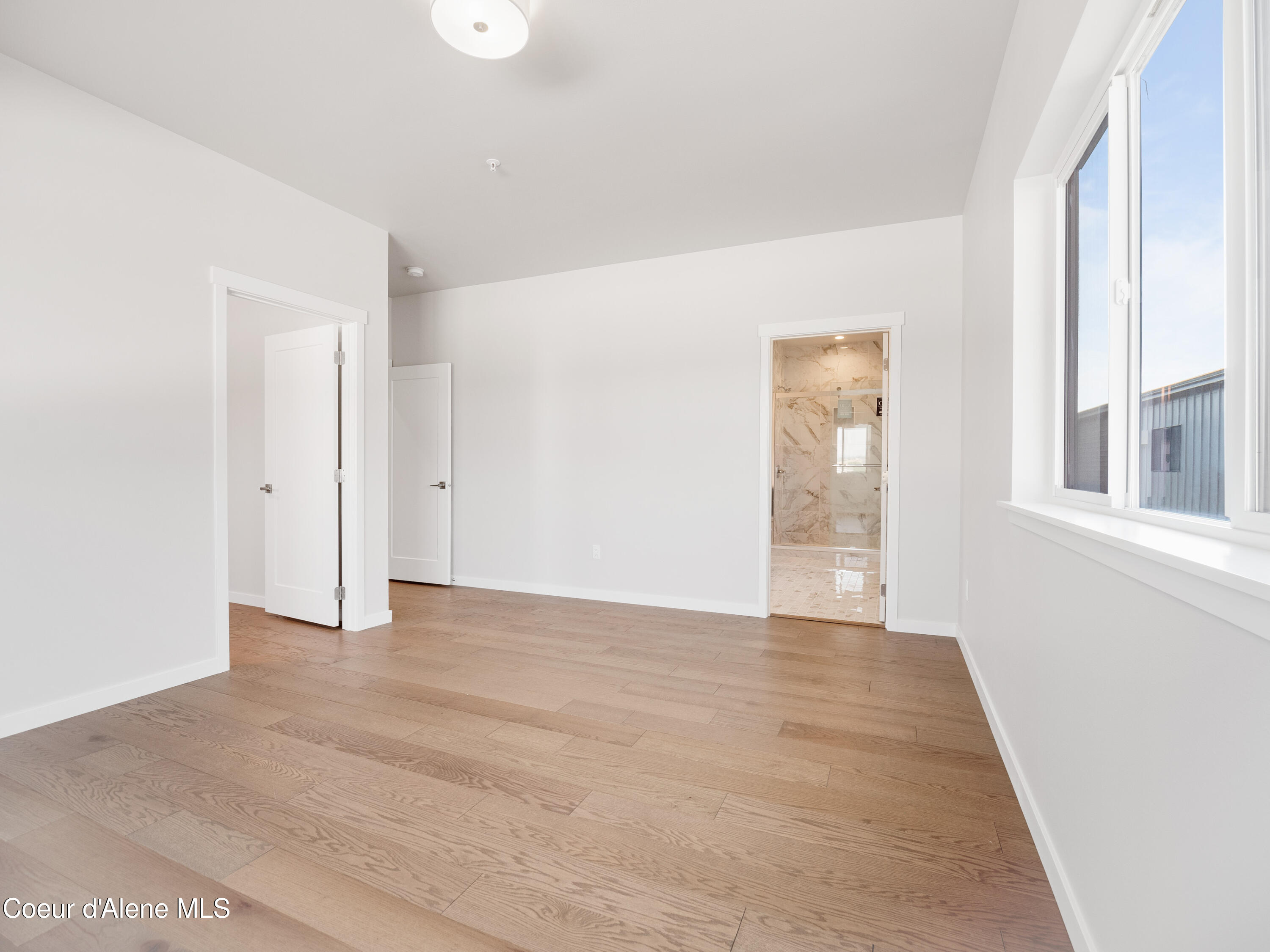 1037 E RAILROAD AVENUE