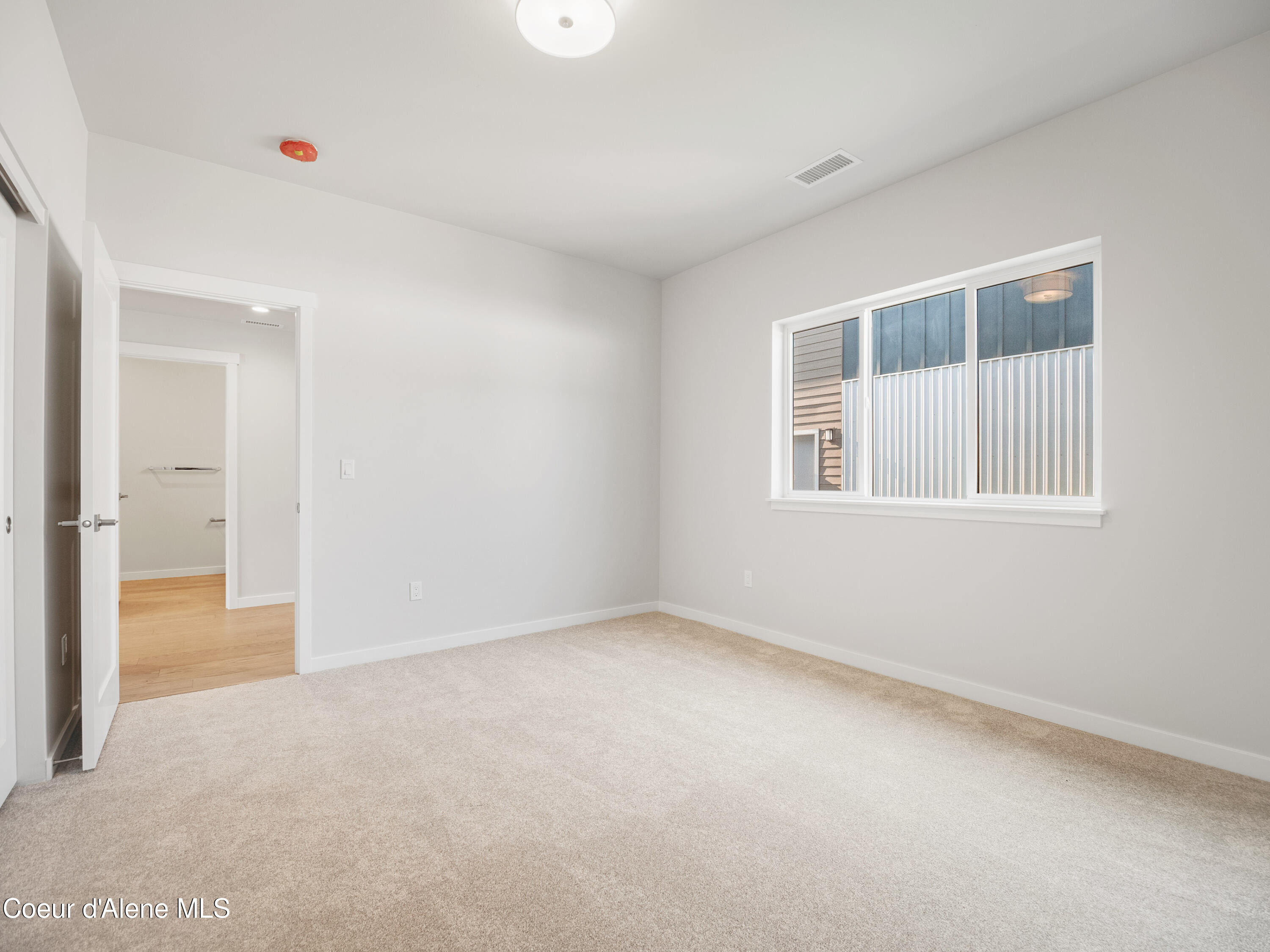 1037 E RAILROAD AVENUE