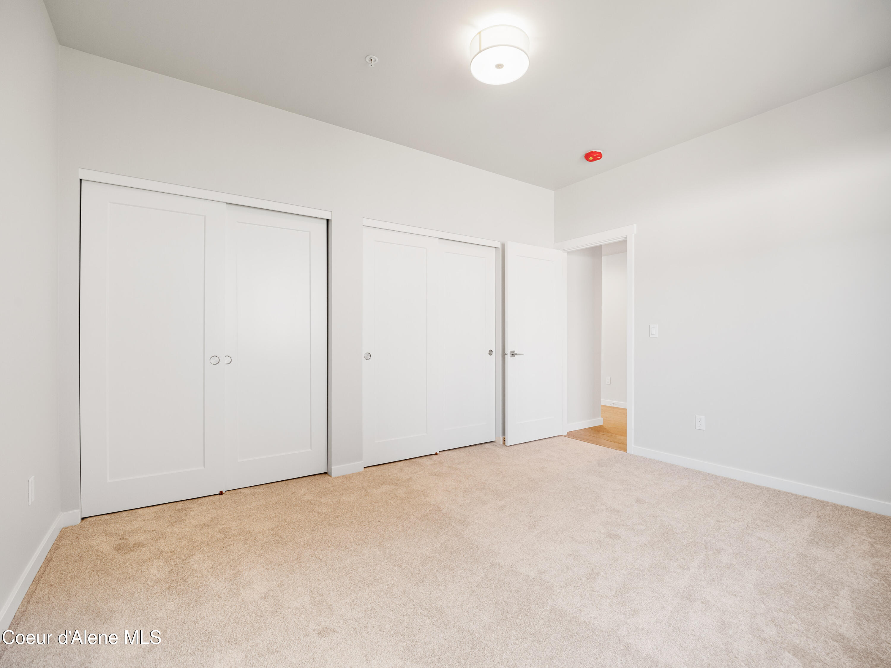 1037 E RAILROAD AVENUE