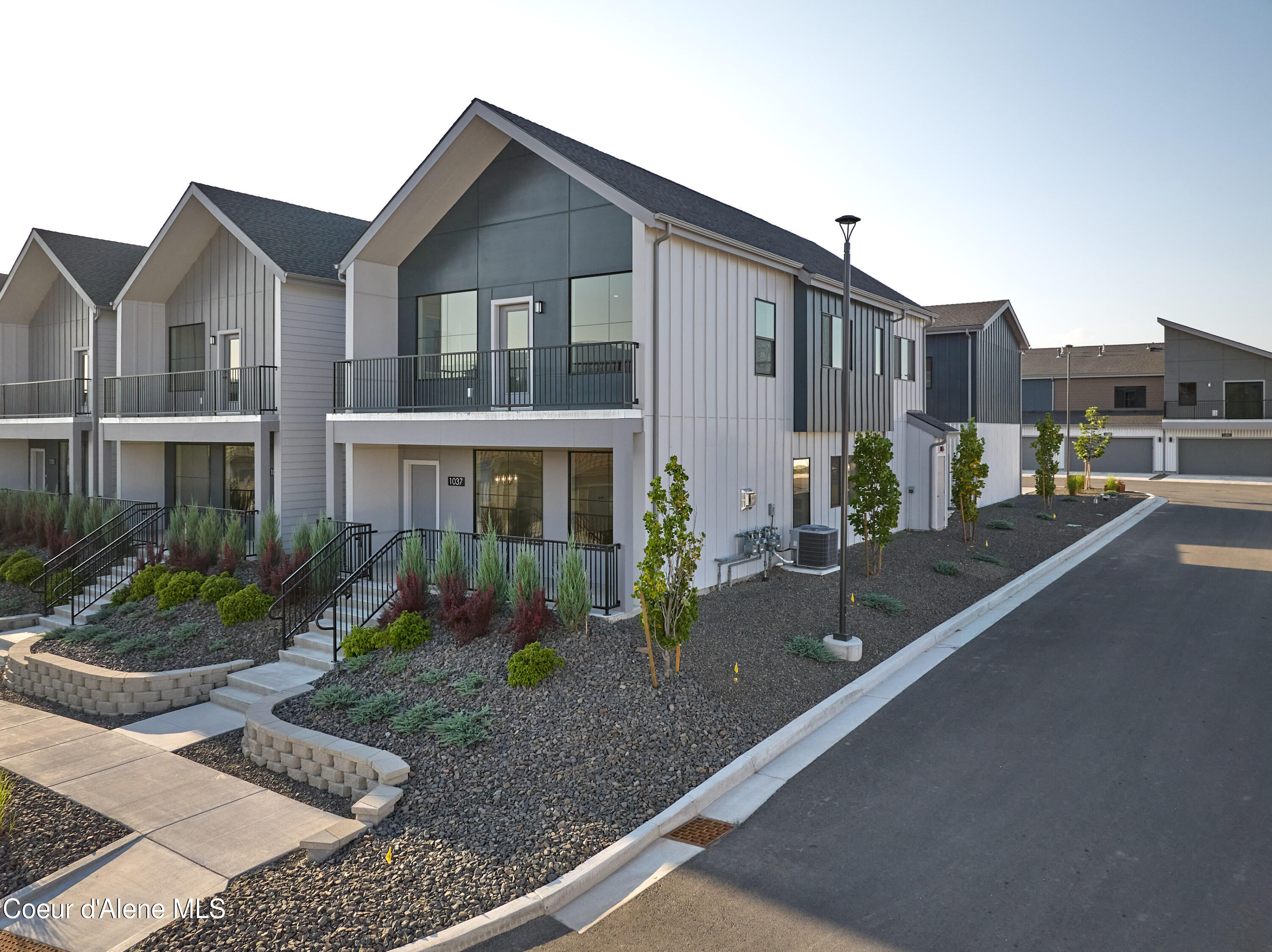 1037 E RAILROAD AVENUE