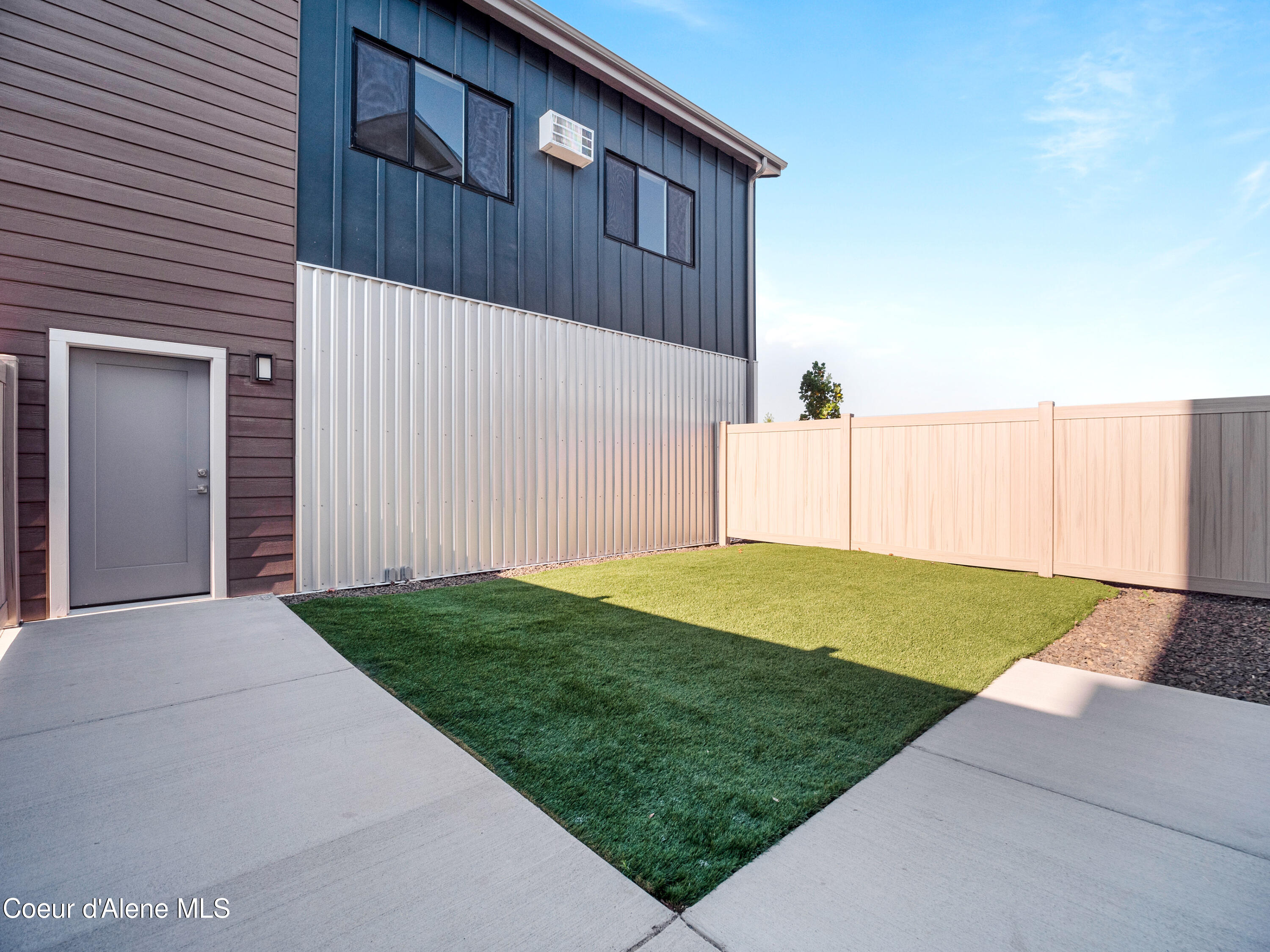 1037 E RAILROAD AVENUE