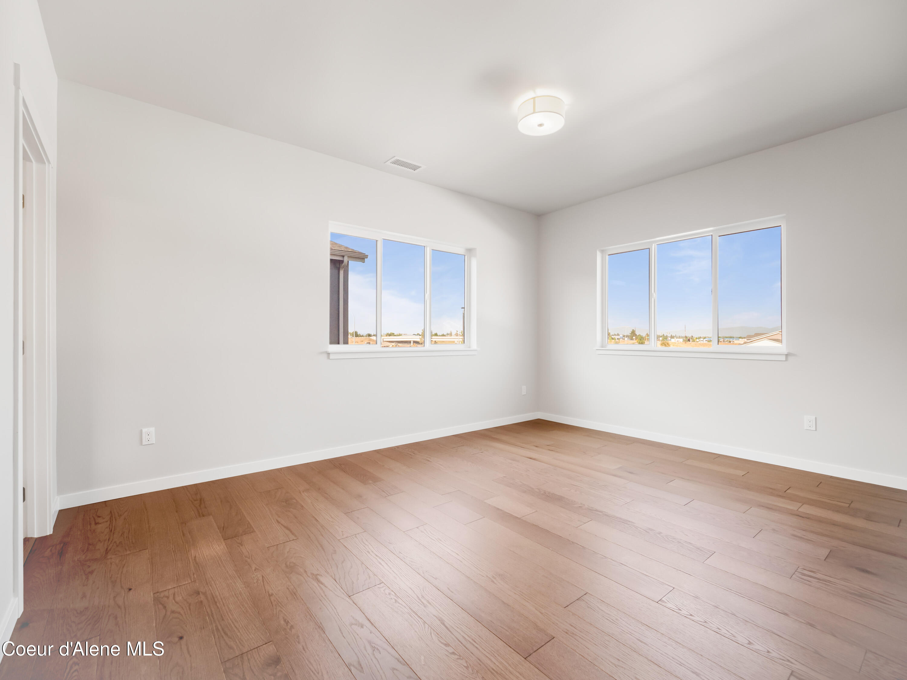 1037 E RAILROAD AVENUE