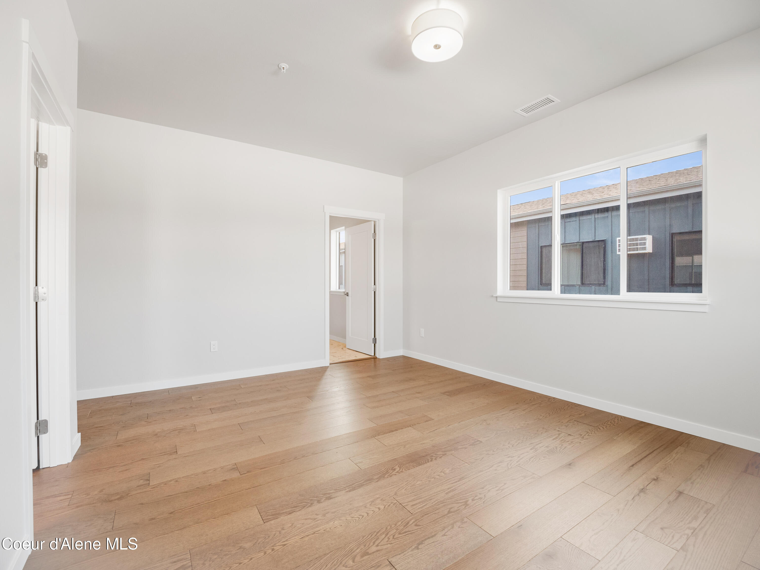 1037 E RAILROAD AVENUE