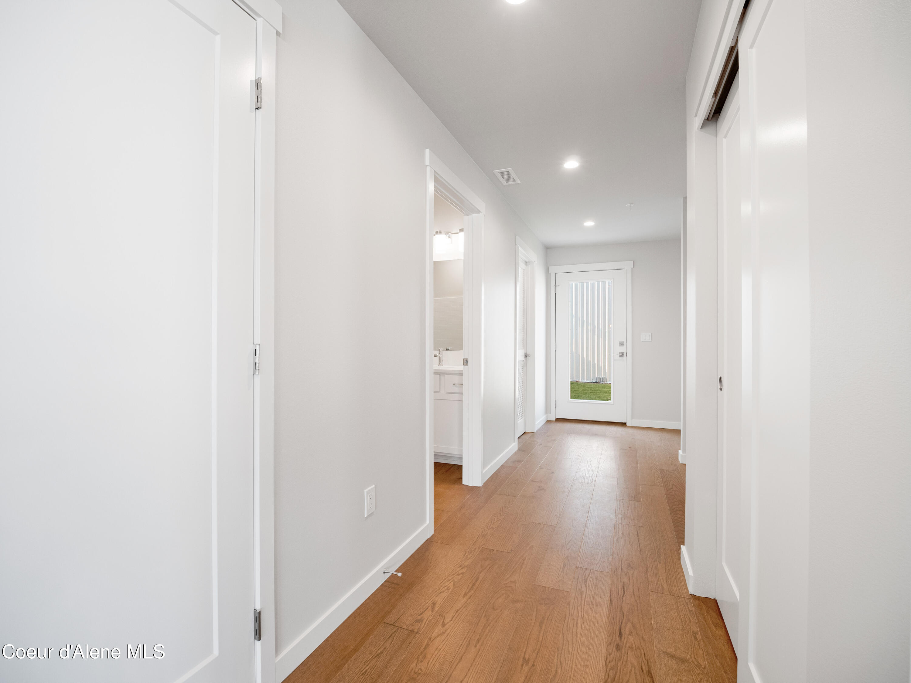 1037 E RAILROAD AVENUE