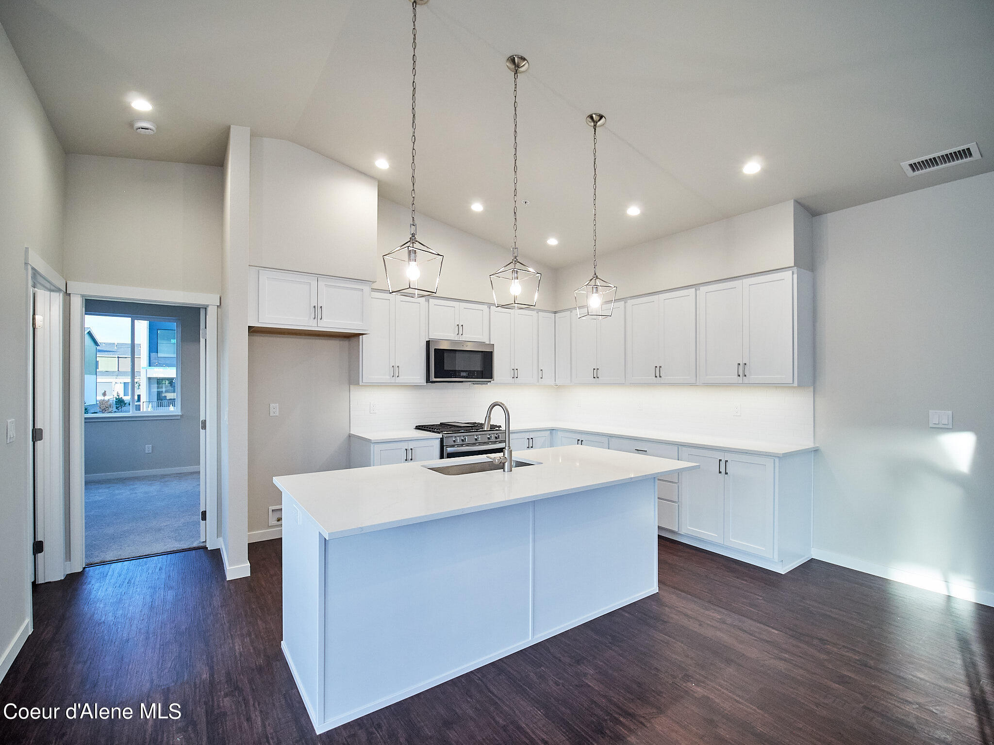 962 E Railroad Ave